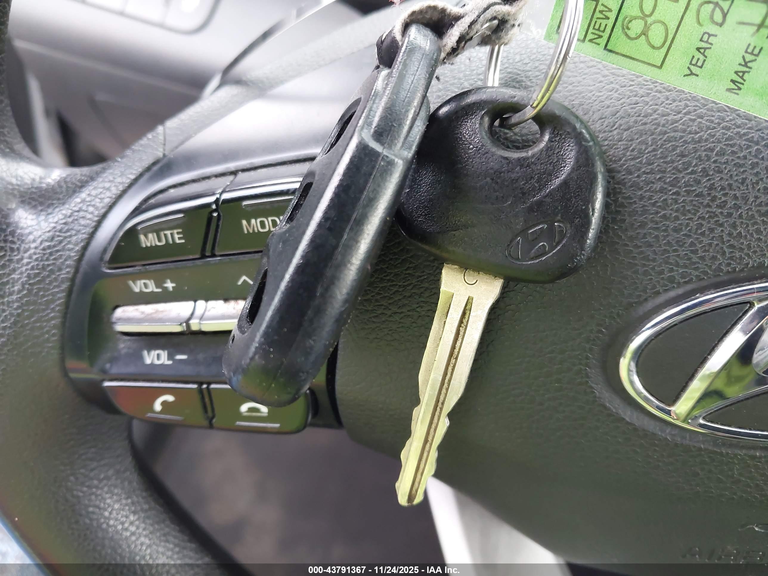 HYUNDAI ELANTRA image 11