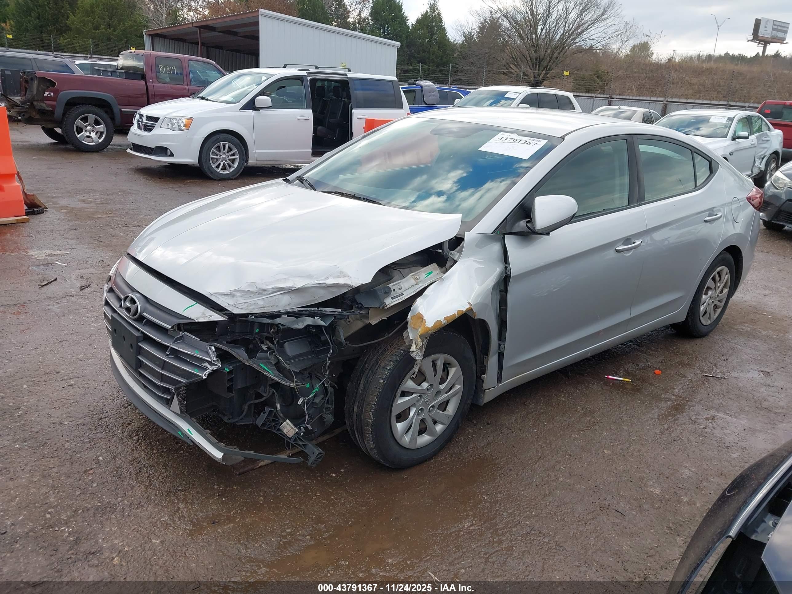 HYUNDAI ELANTRA image 2