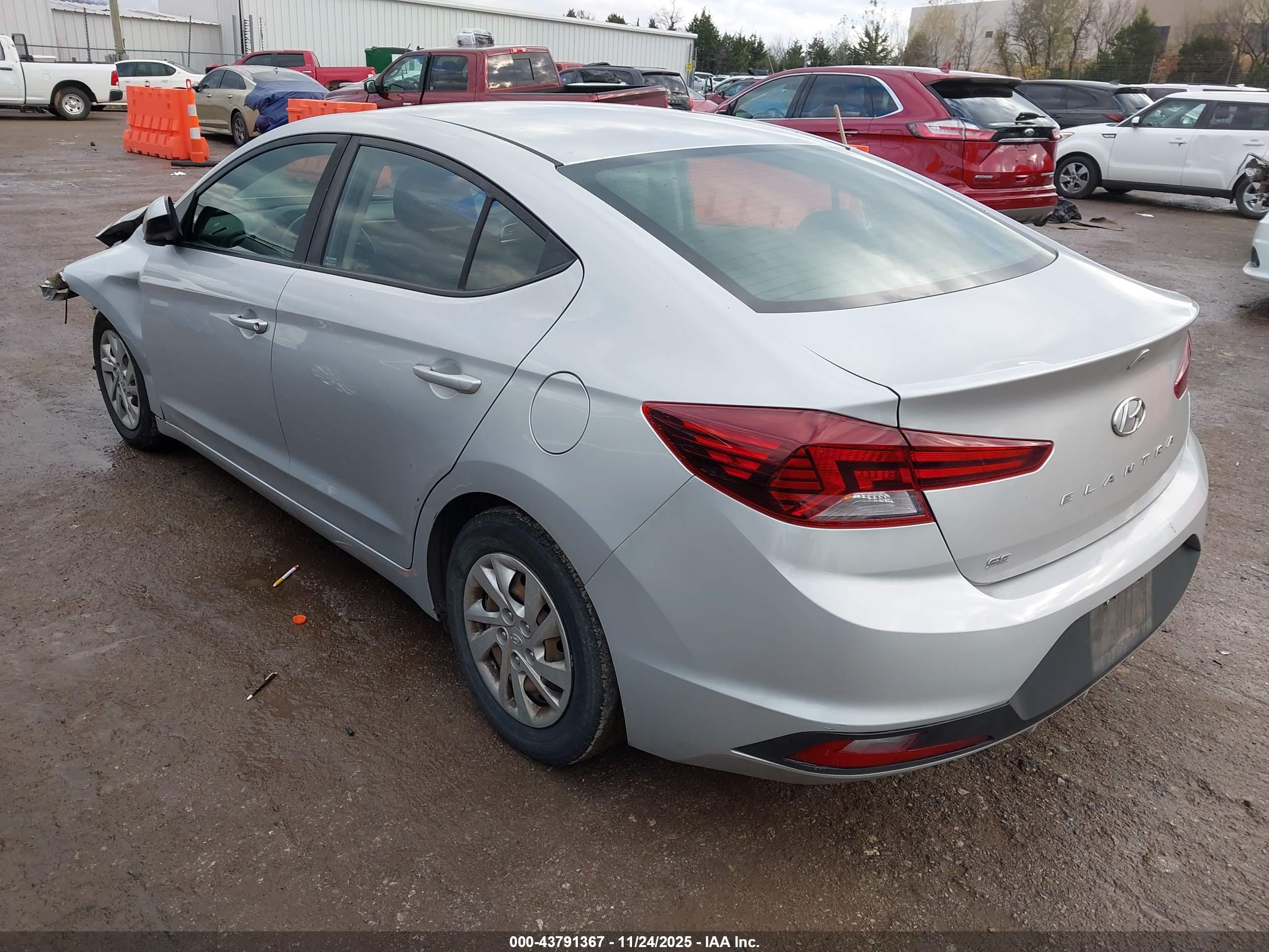 HYUNDAI ELANTRA image 3