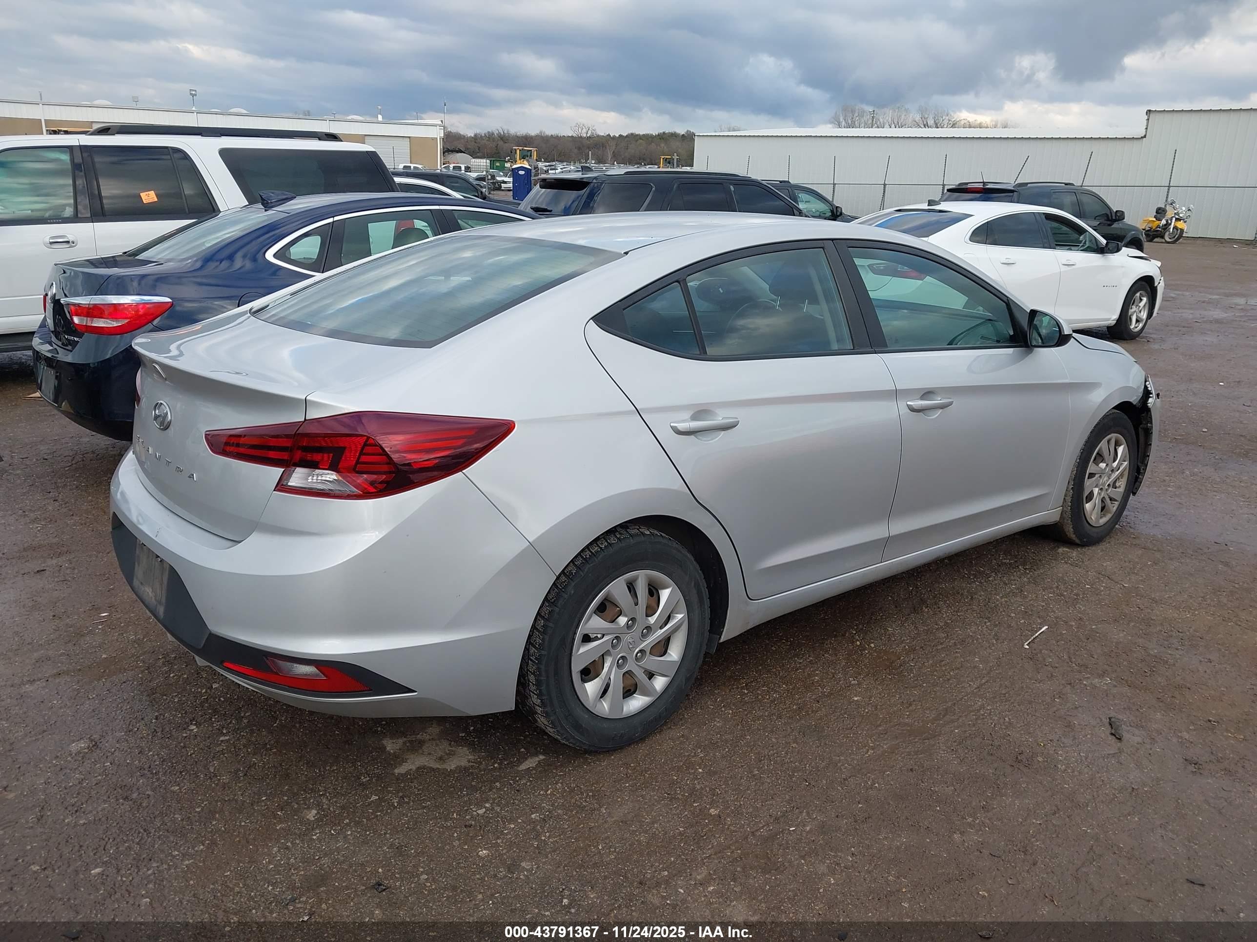 HYUNDAI ELANTRA image 4