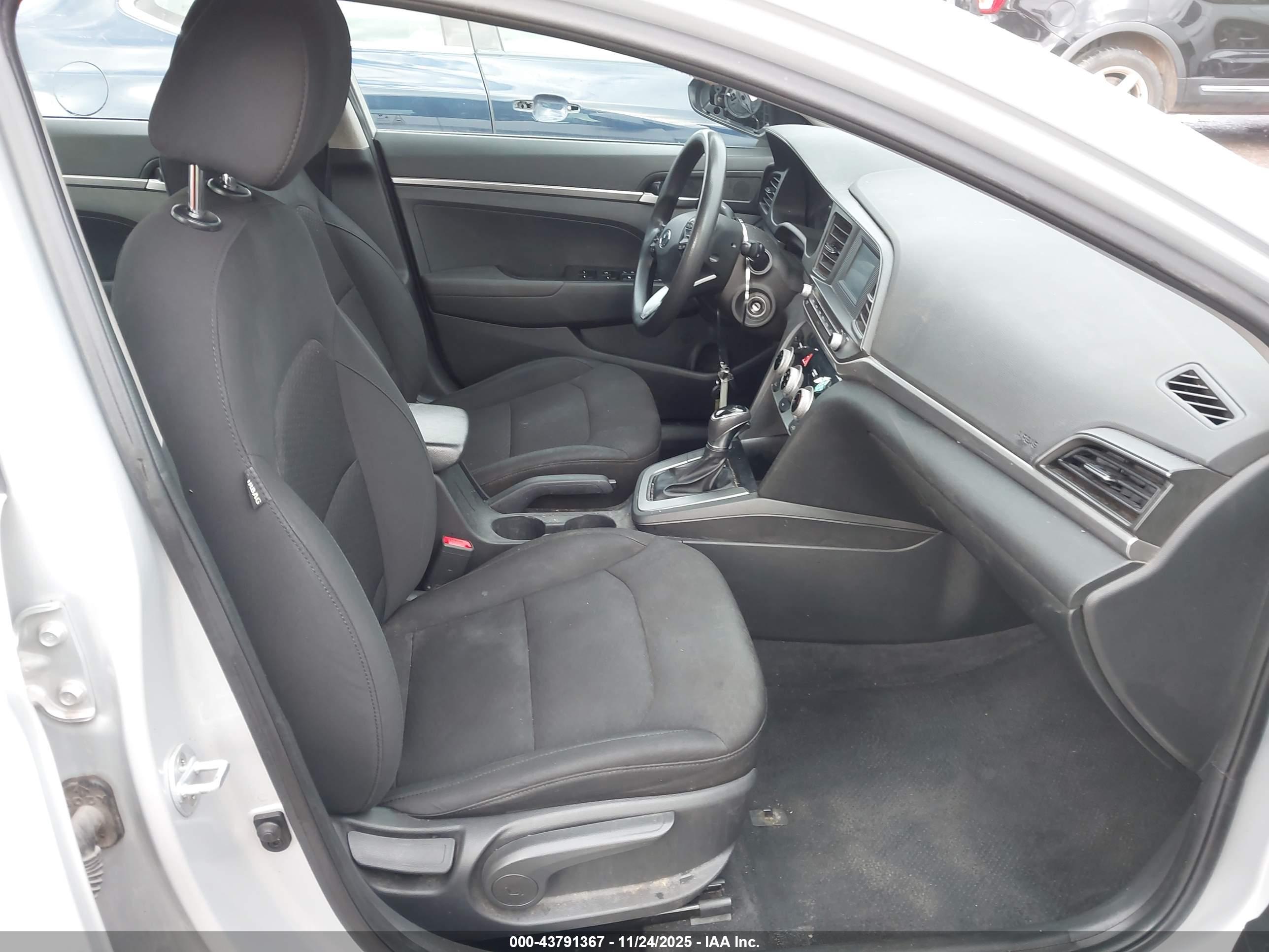 HYUNDAI ELANTRA image 5