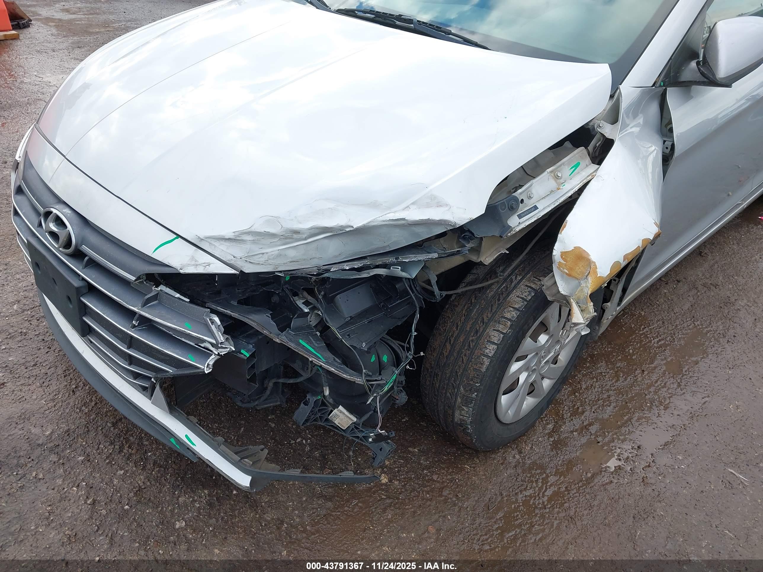 HYUNDAI ELANTRA image 6