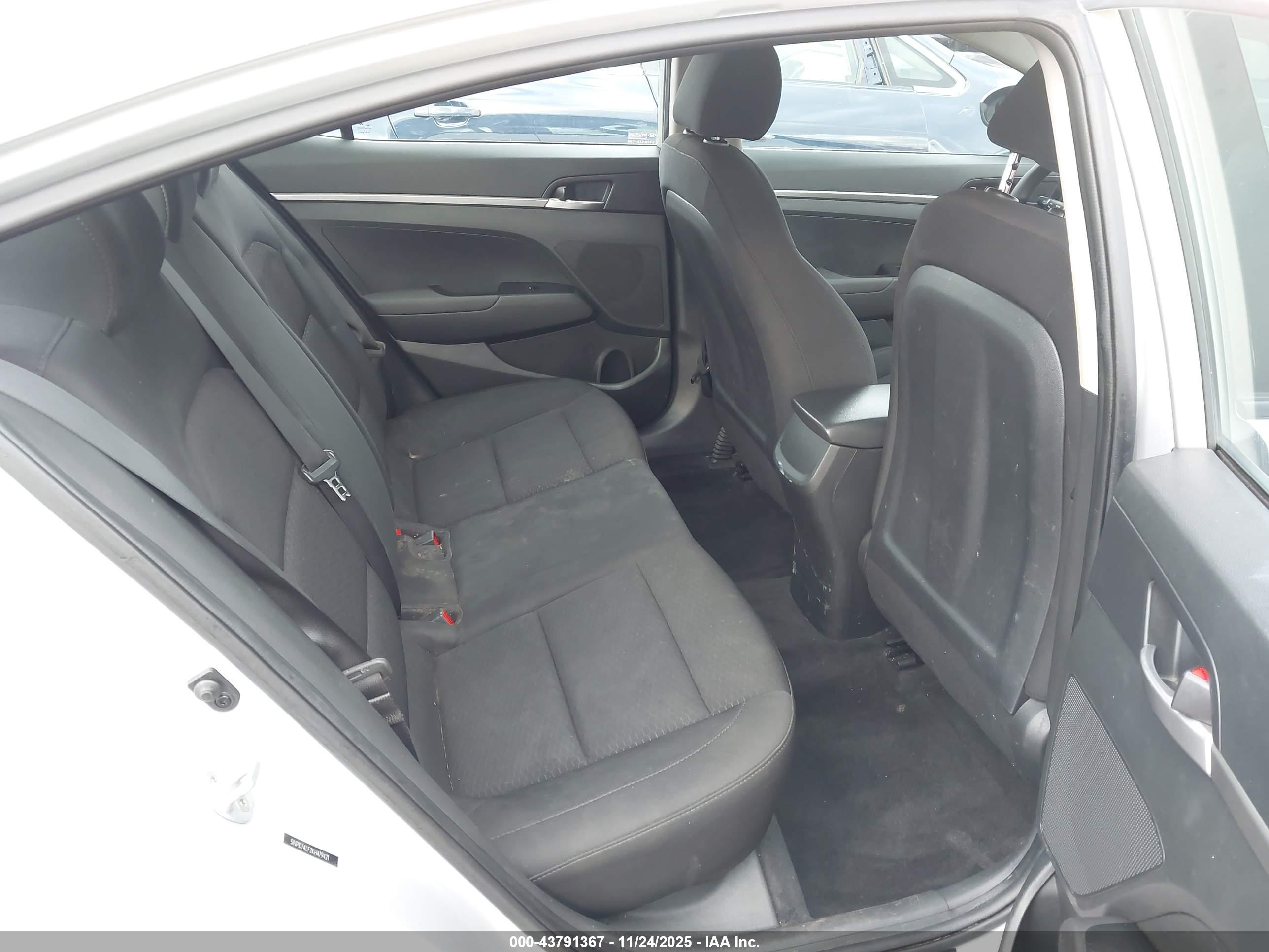 HYUNDAI ELANTRA image 8