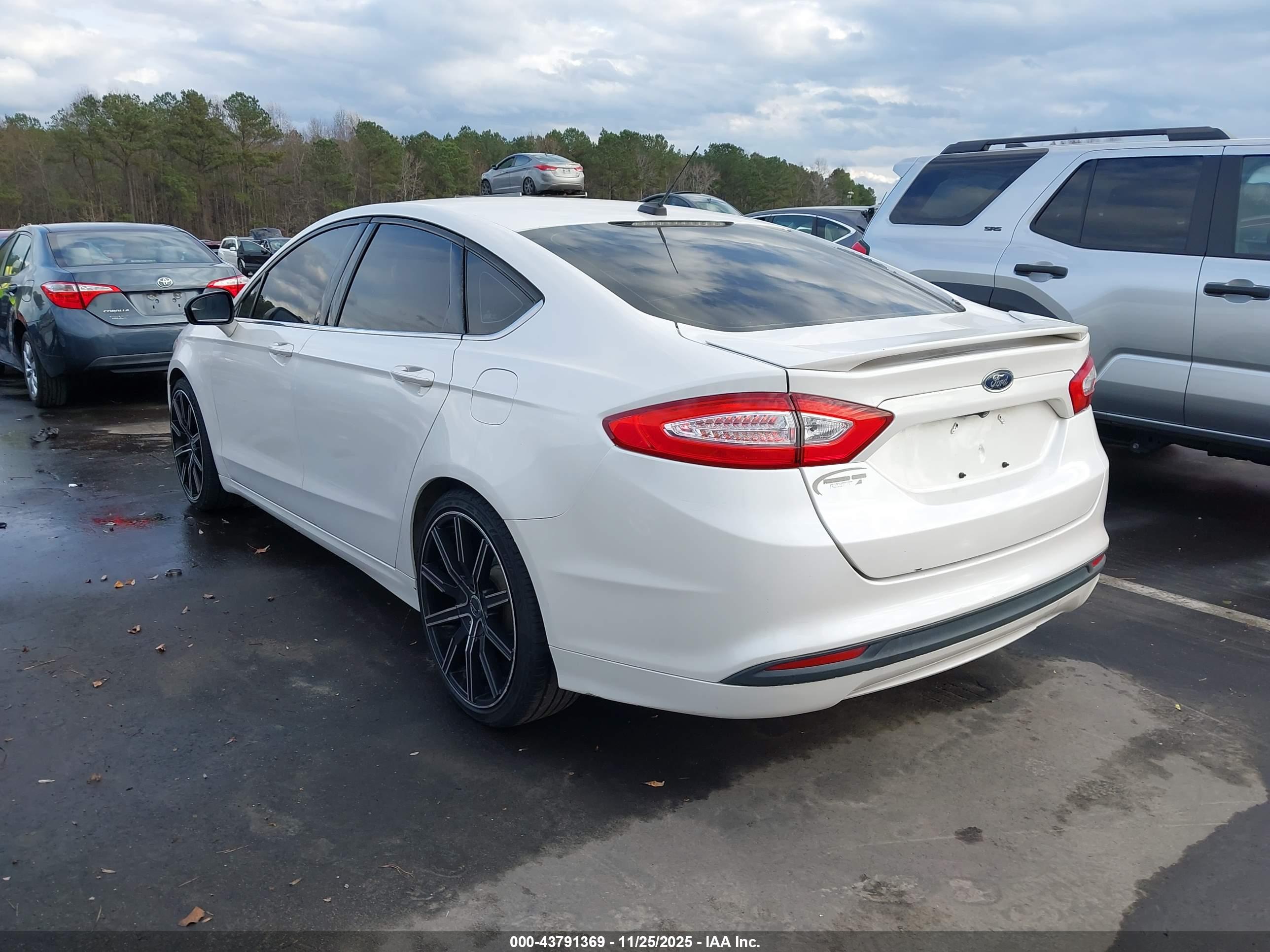 FORD FUSION image 3