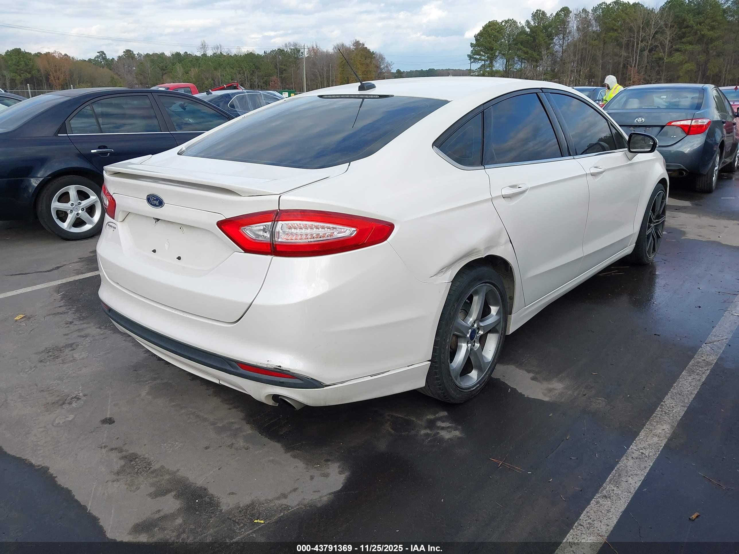 FORD FUSION image 4