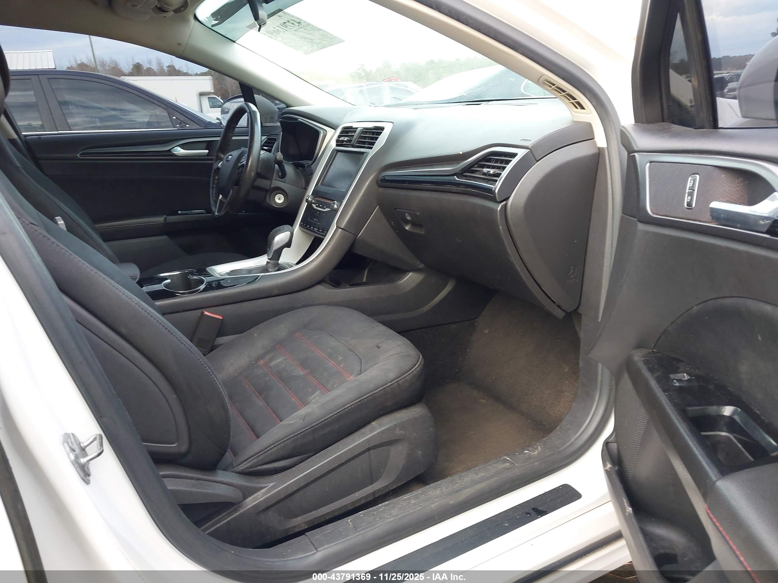 FORD FUSION image 5