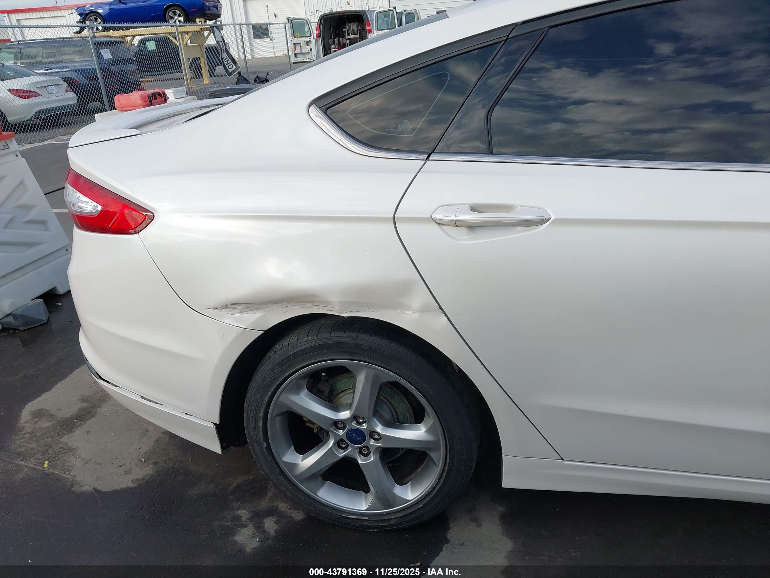 FORD FUSION image 6