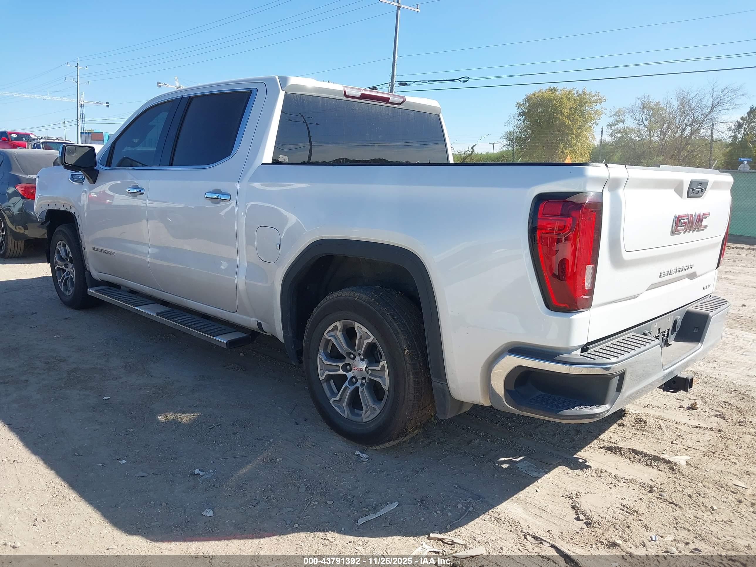 GMC SIERRA image 3