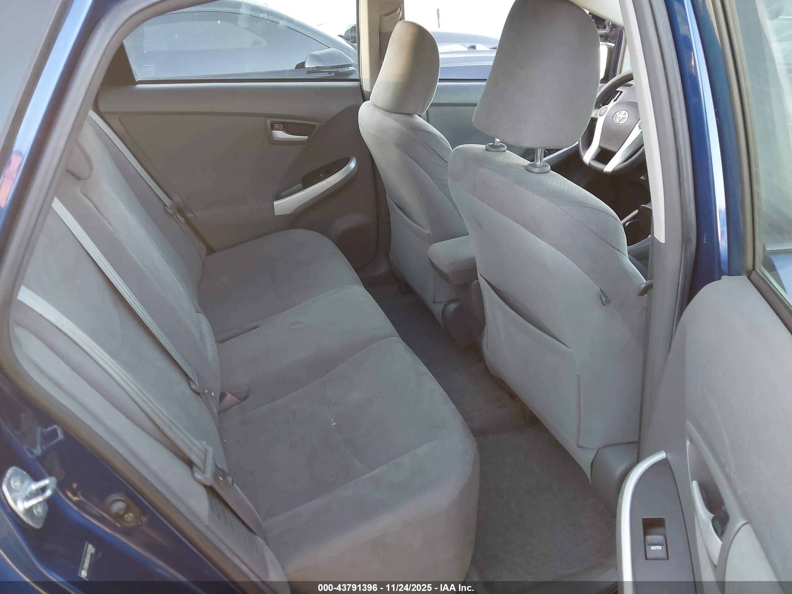 TOYOTA PRIUS image 8
