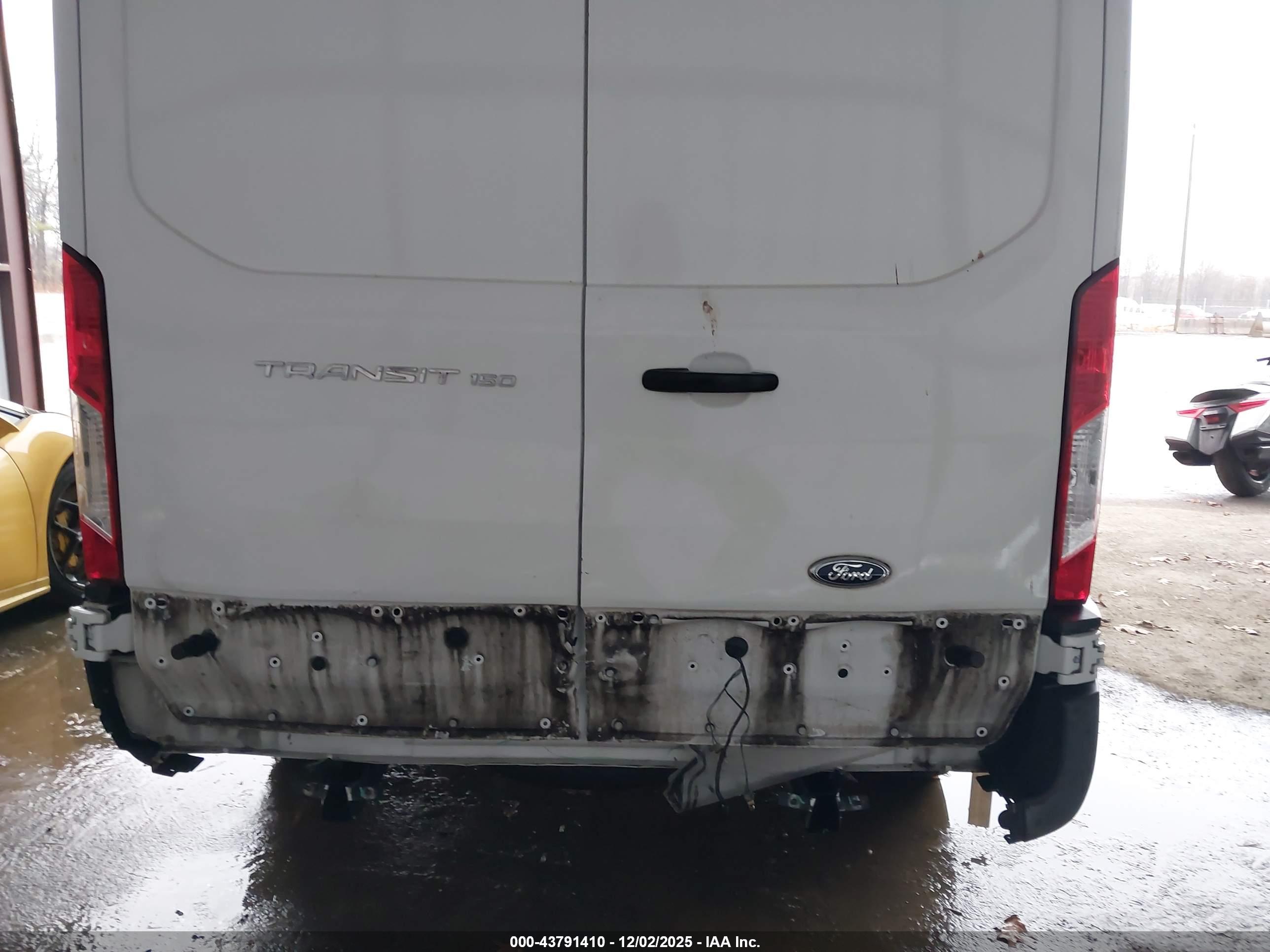 FORD TRANSIT-150 image 6