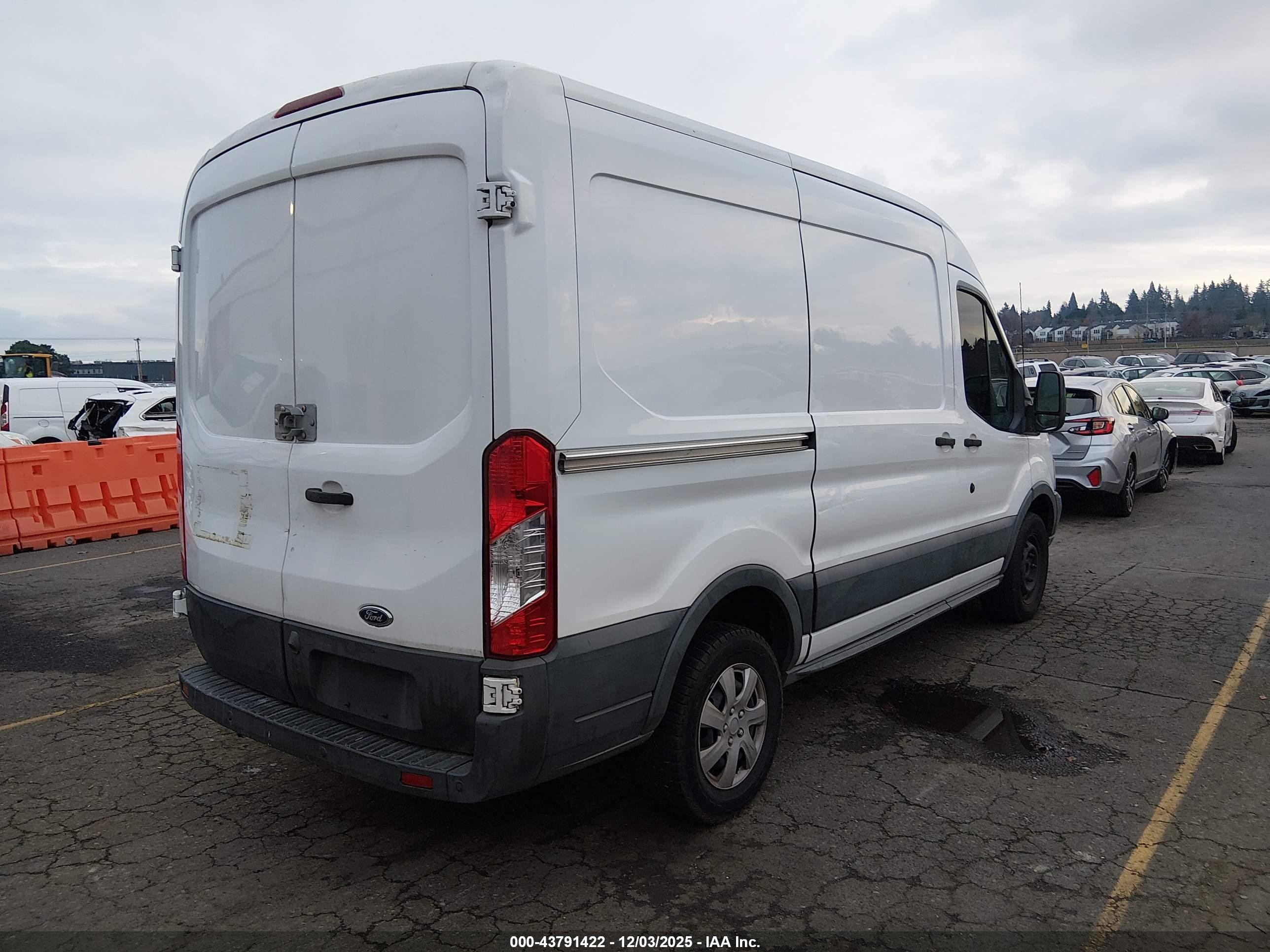 FORD TRANSIT-250 image 4