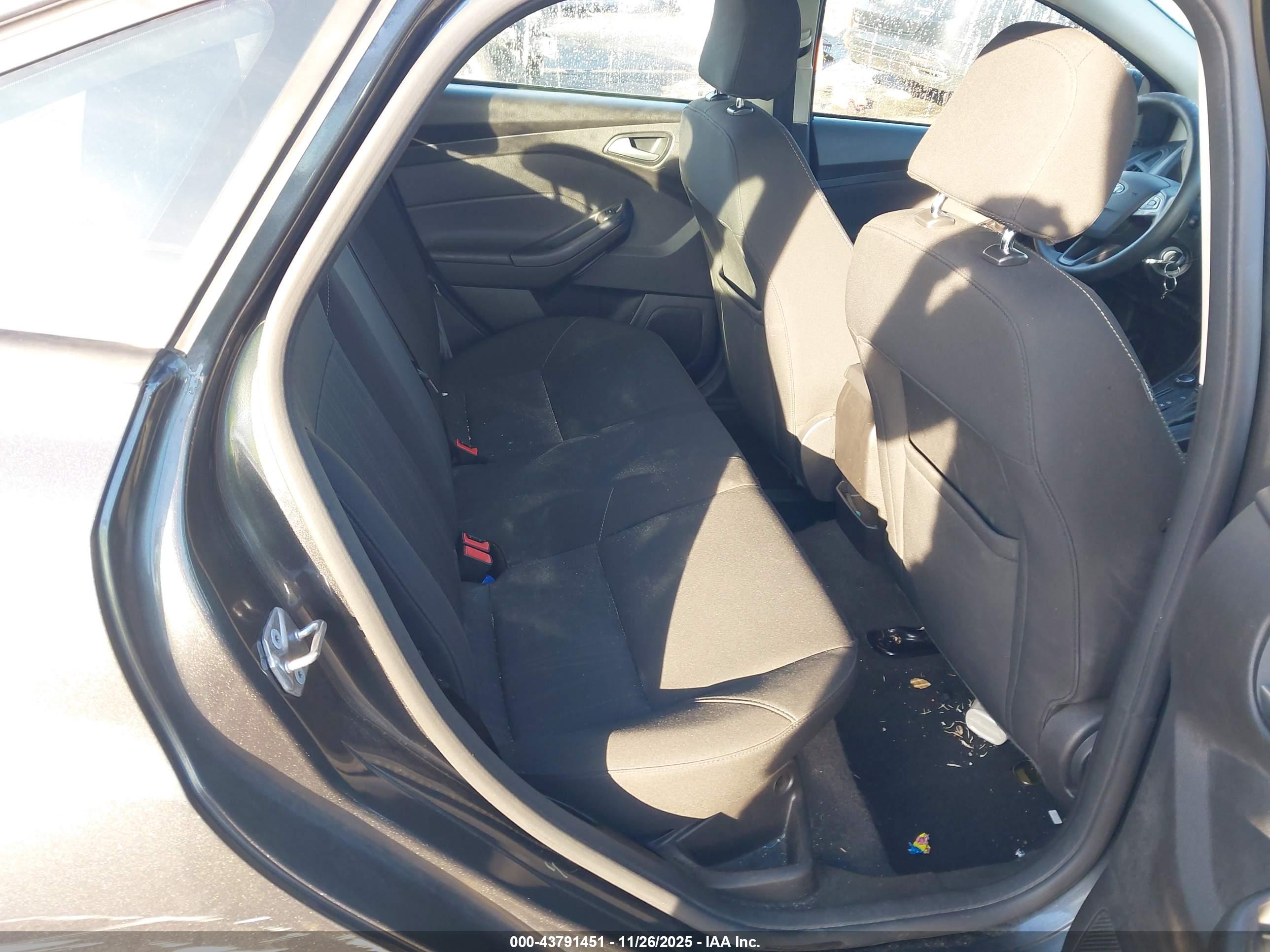 FORD FOCUS image 8