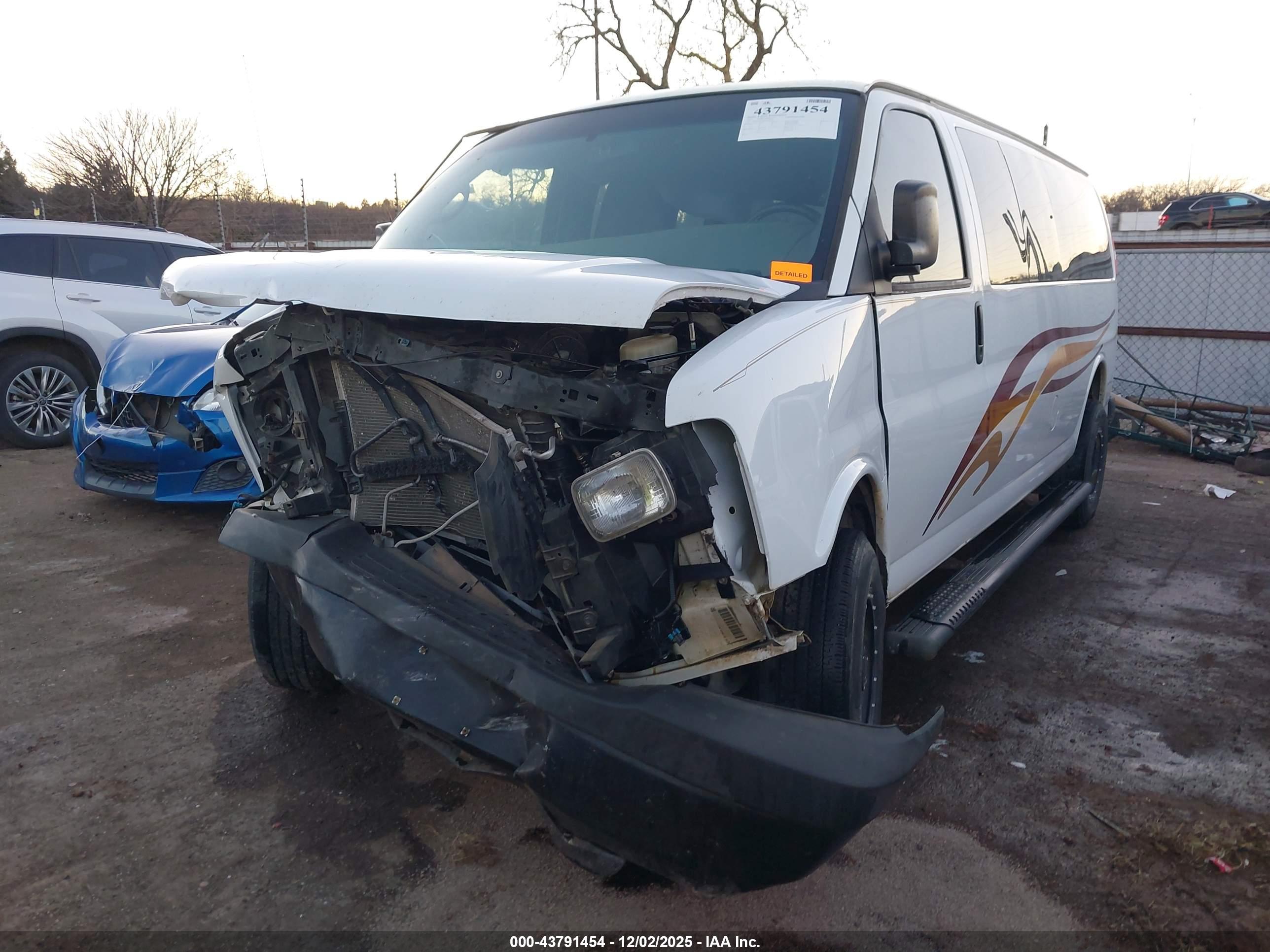 CHEVROLET EXPRESS image 2