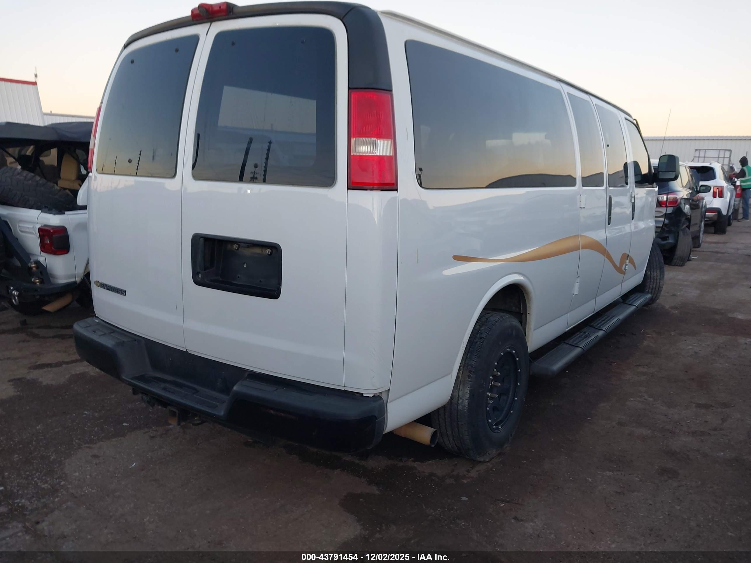 CHEVROLET EXPRESS image 4