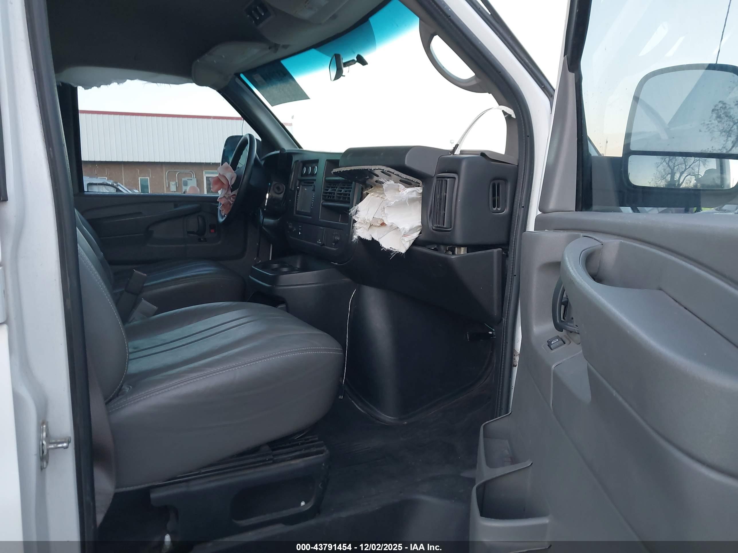 CHEVROLET EXPRESS image 5
