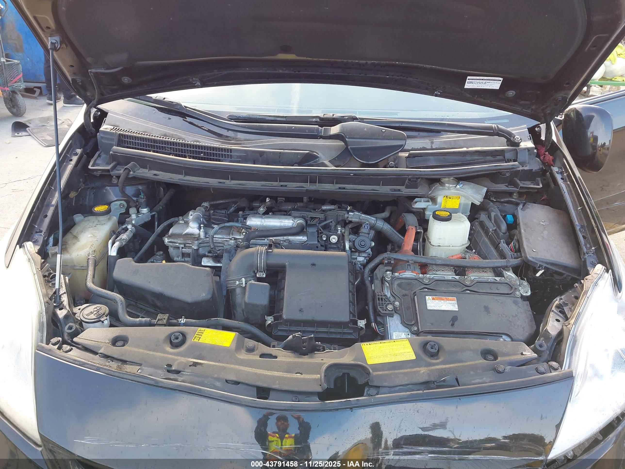 TOYOTA PRIUS image 10