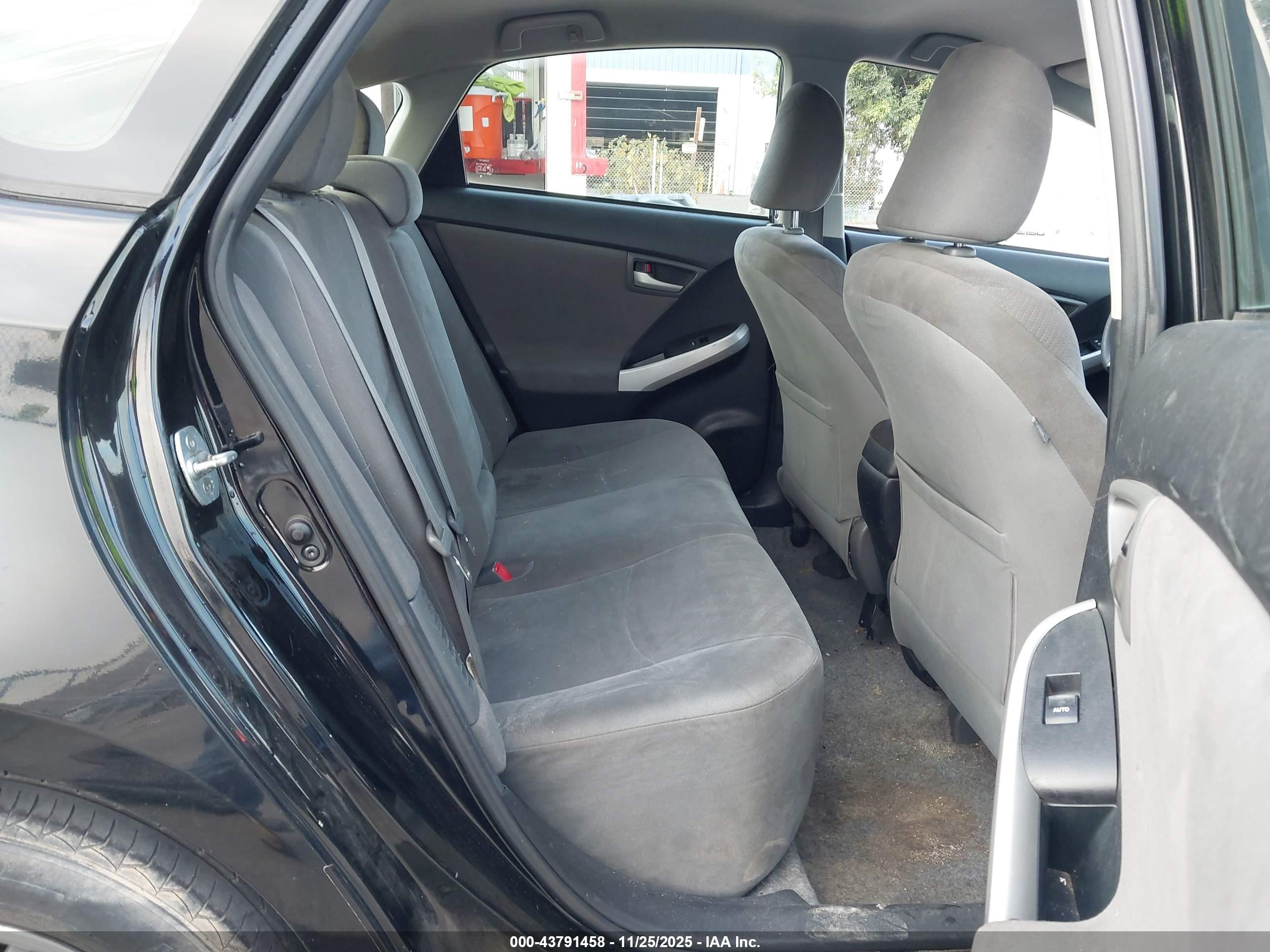 TOYOTA PRIUS image 8