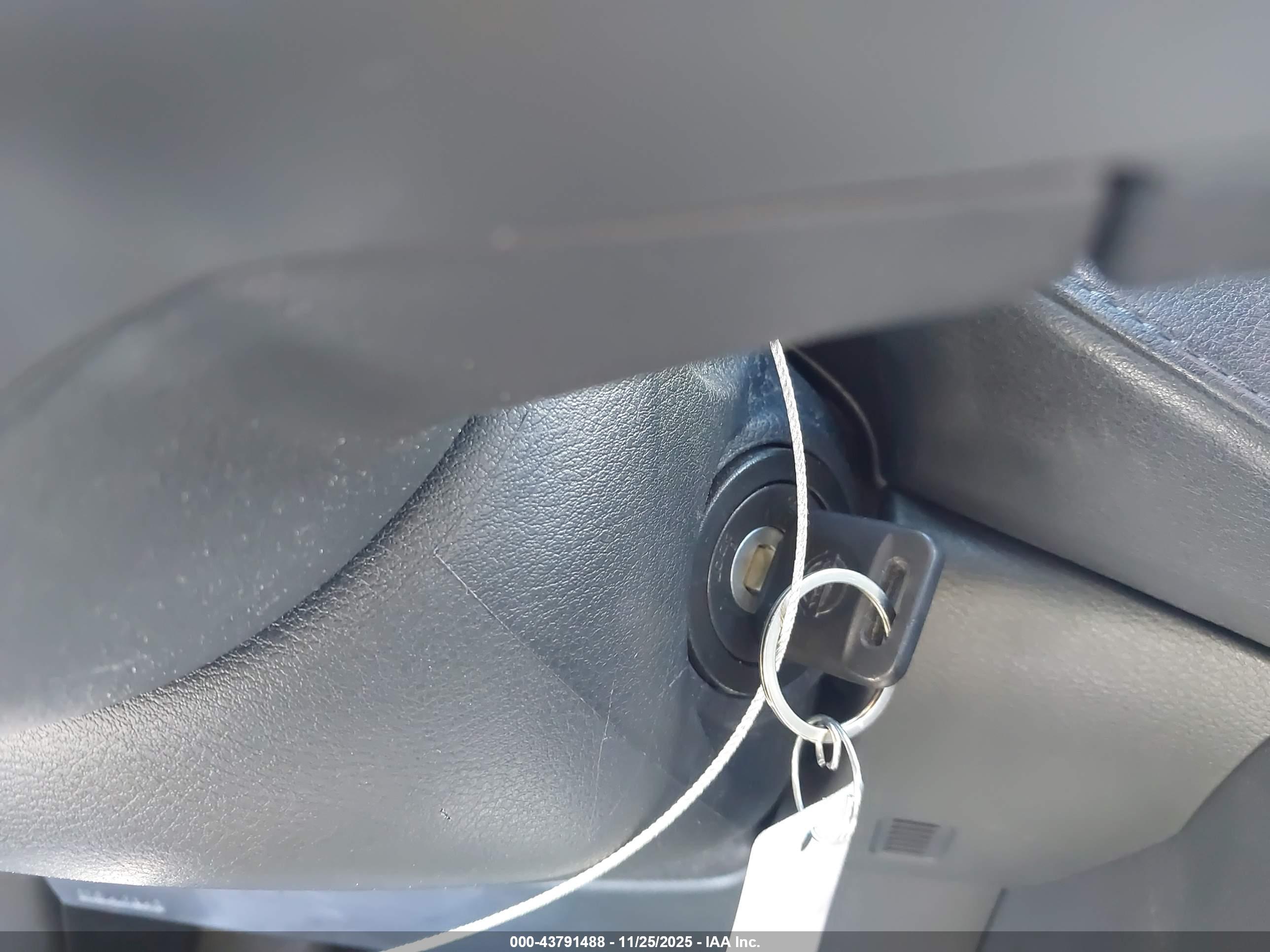 NISSAN VERSA image 11