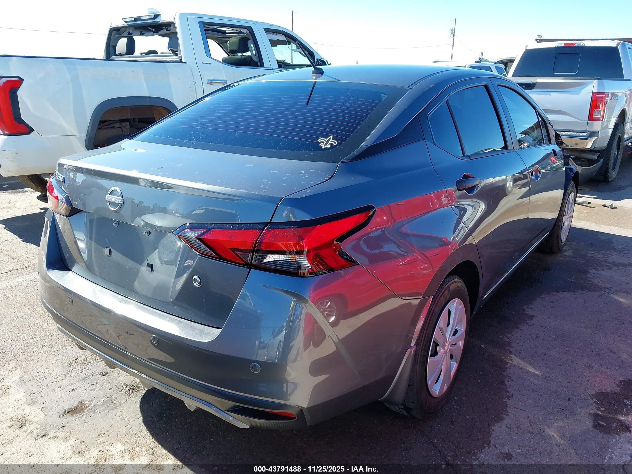 NISSAN VERSA image 4