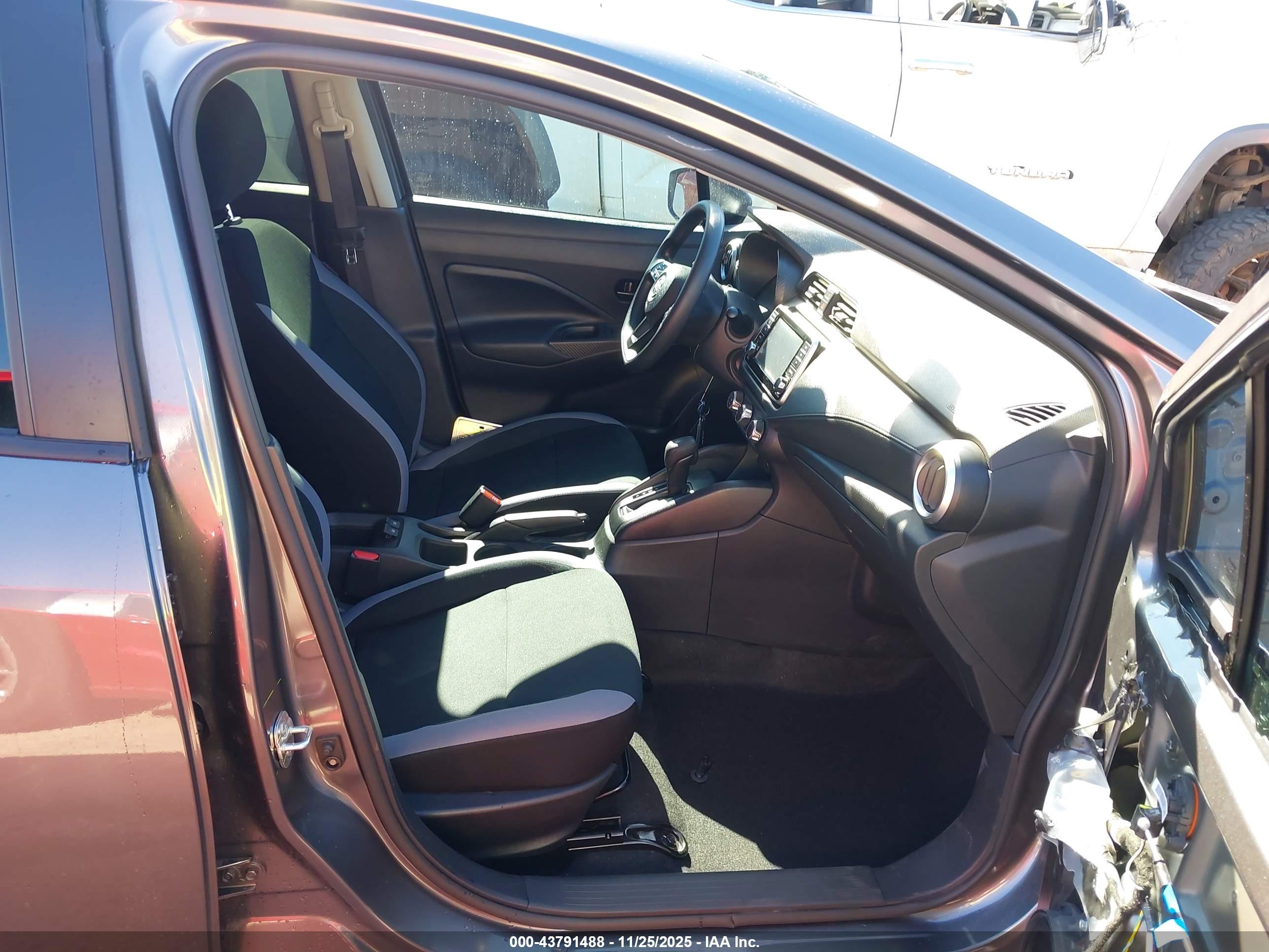 NISSAN VERSA image 5