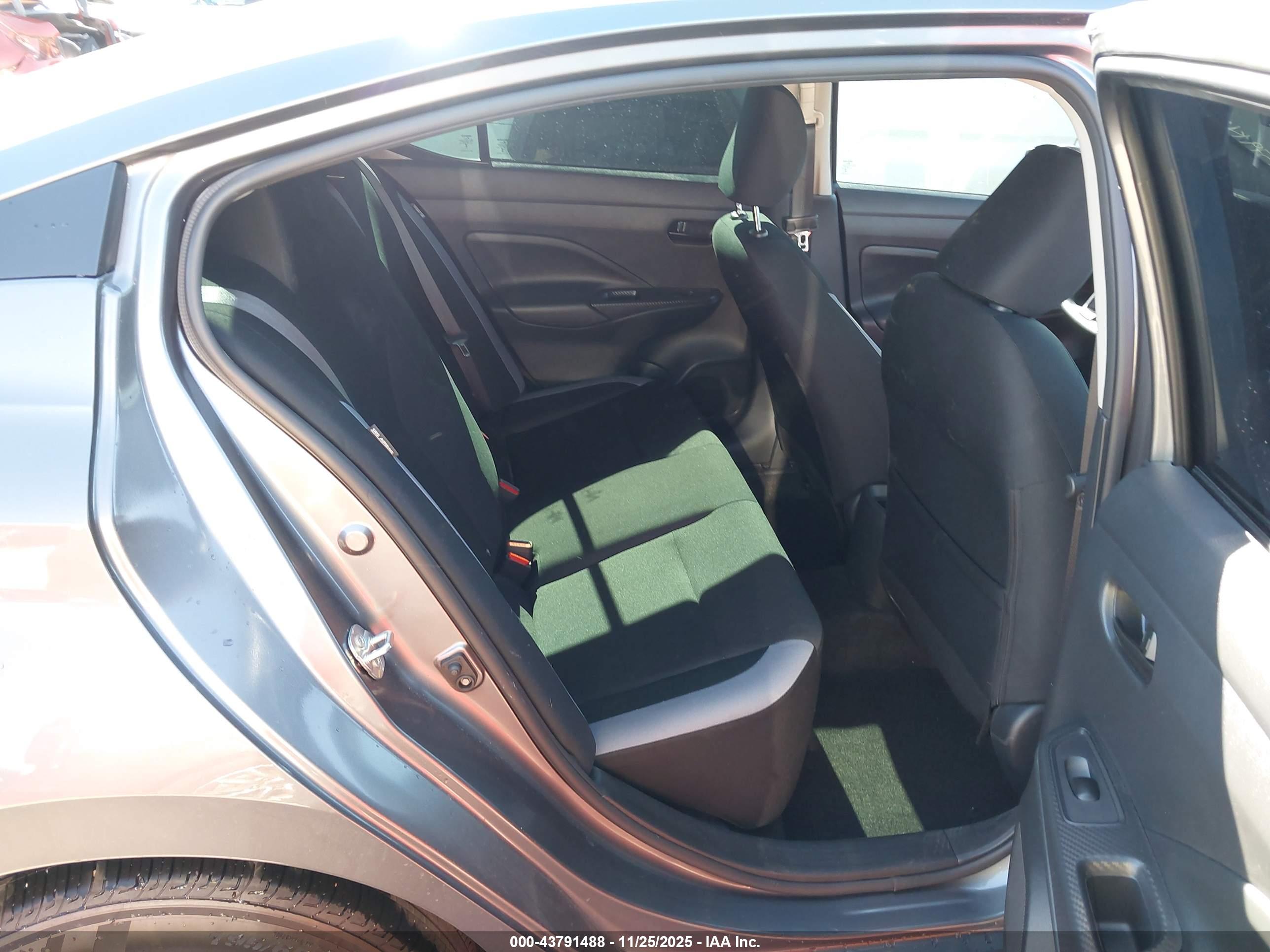 NISSAN VERSA image 8