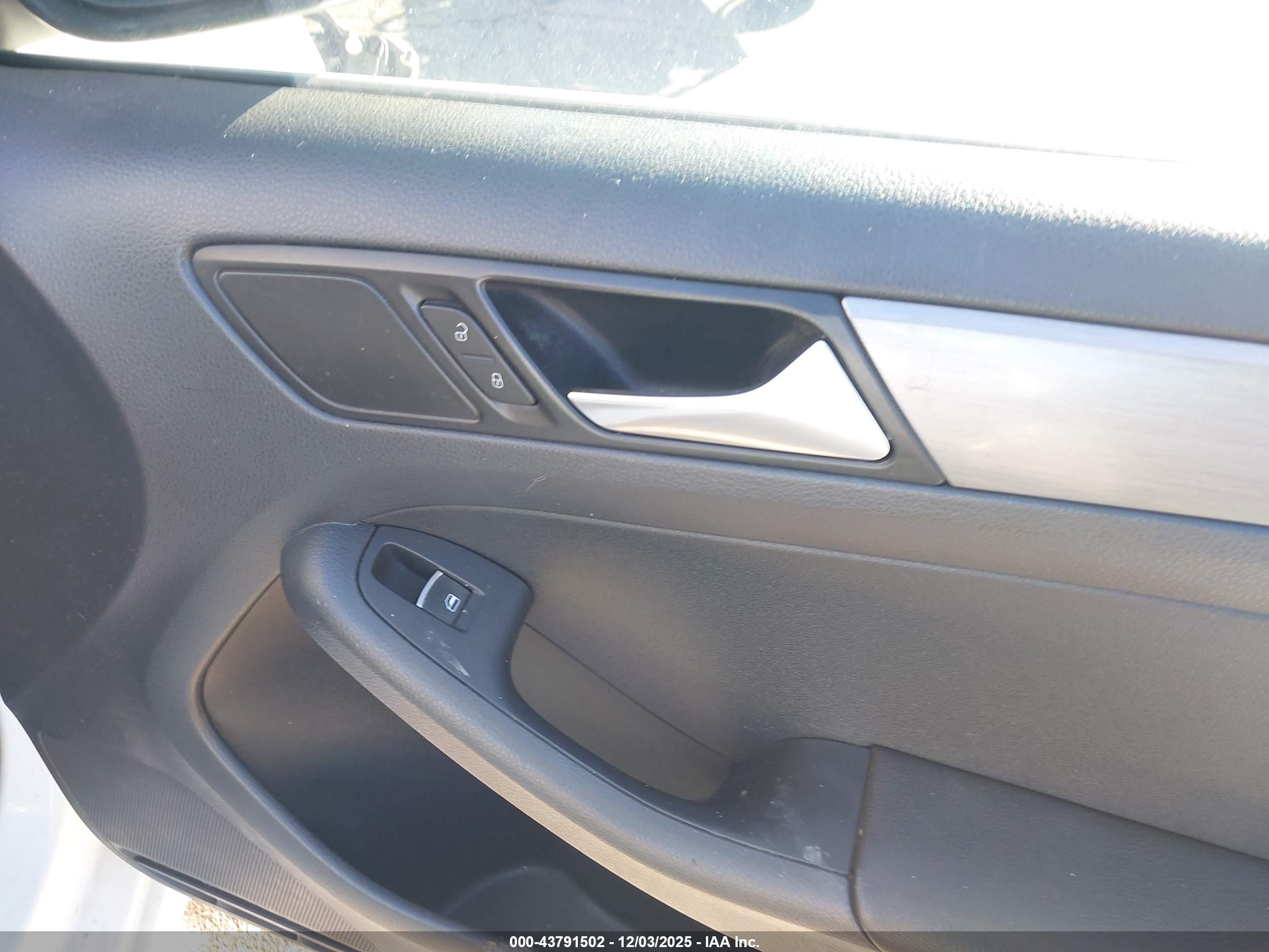 VOLKSWAGEN JETTA image 5