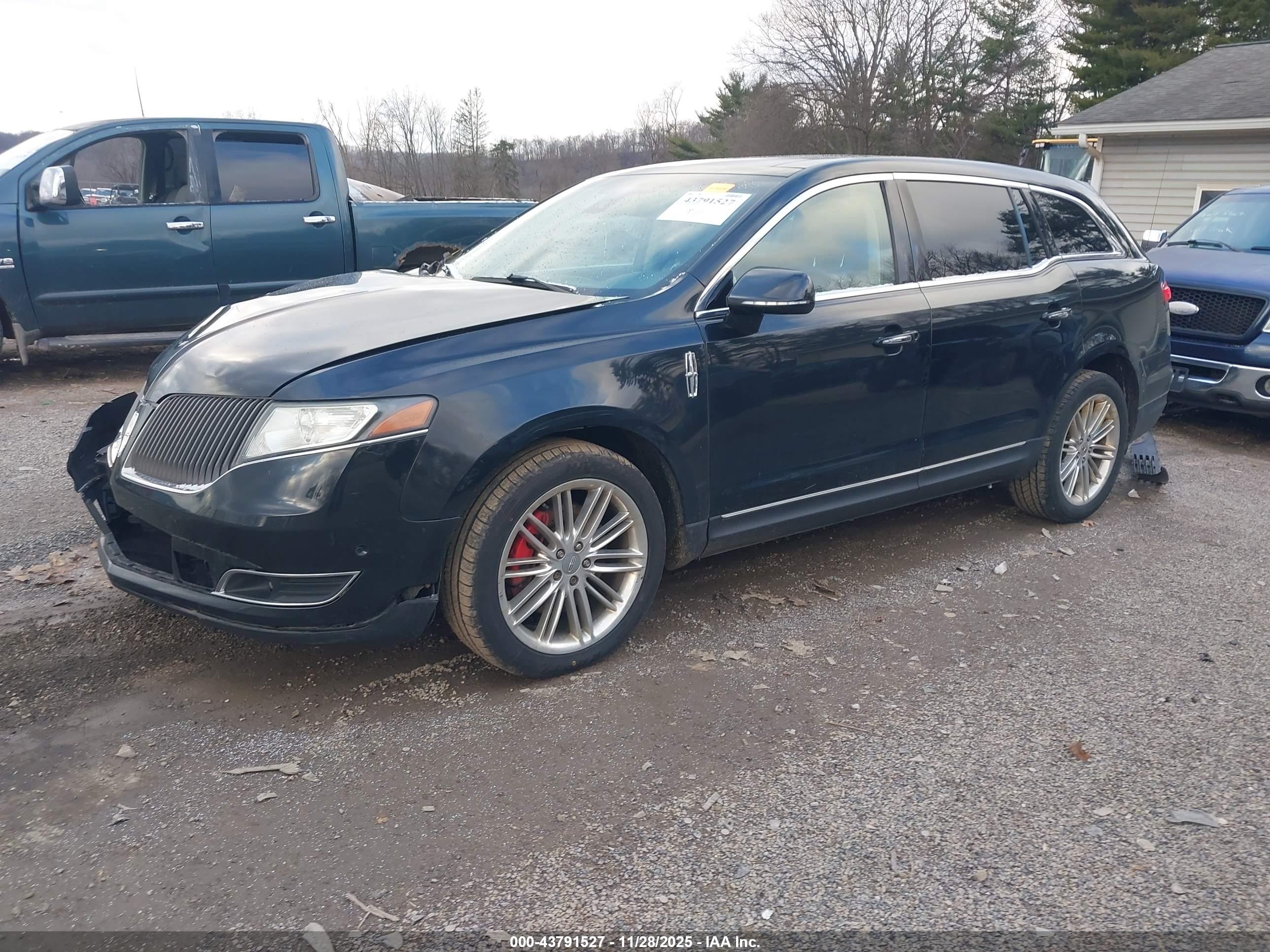 LINCOLN MKT image 2