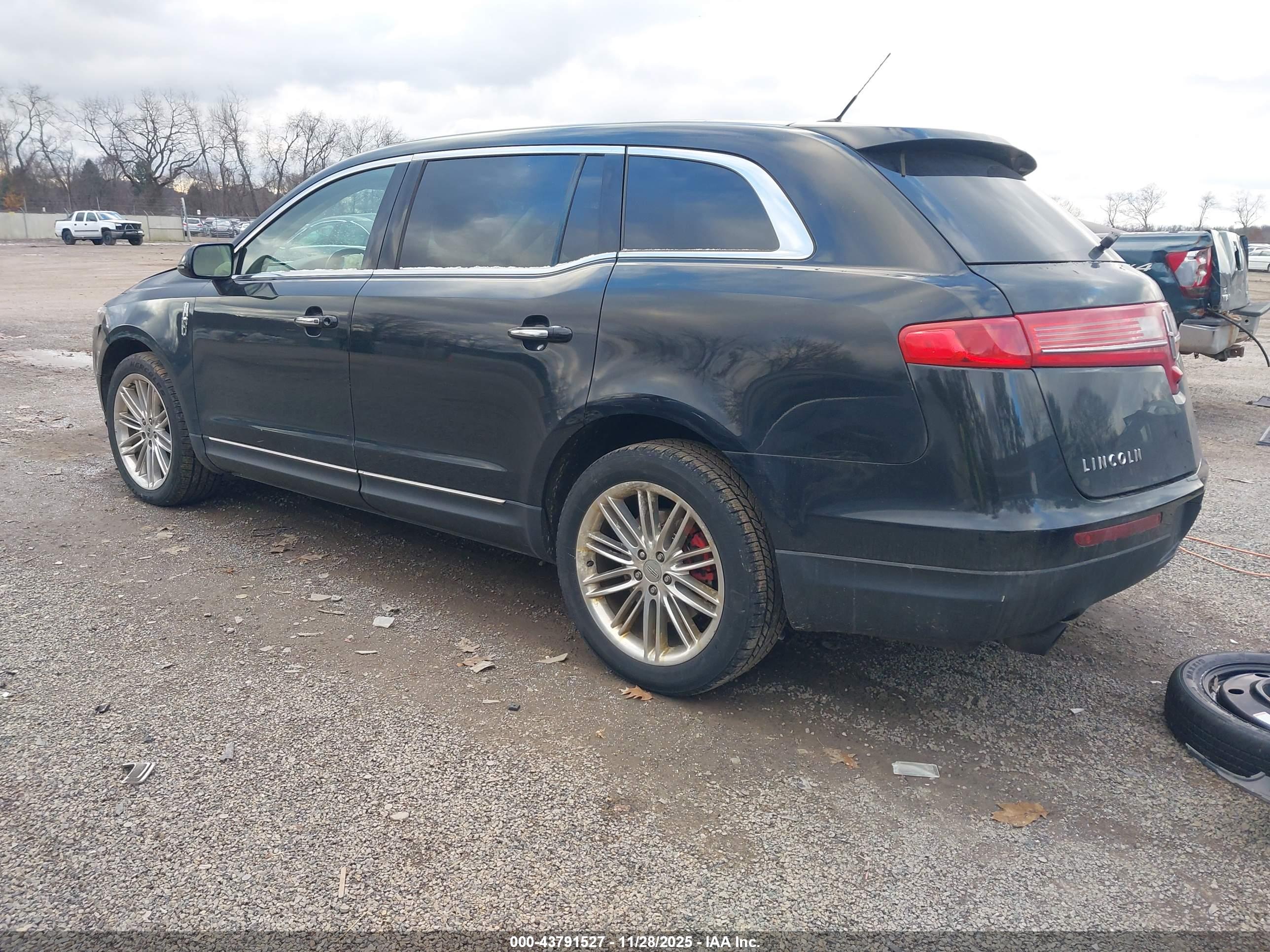 LINCOLN MKT image 3