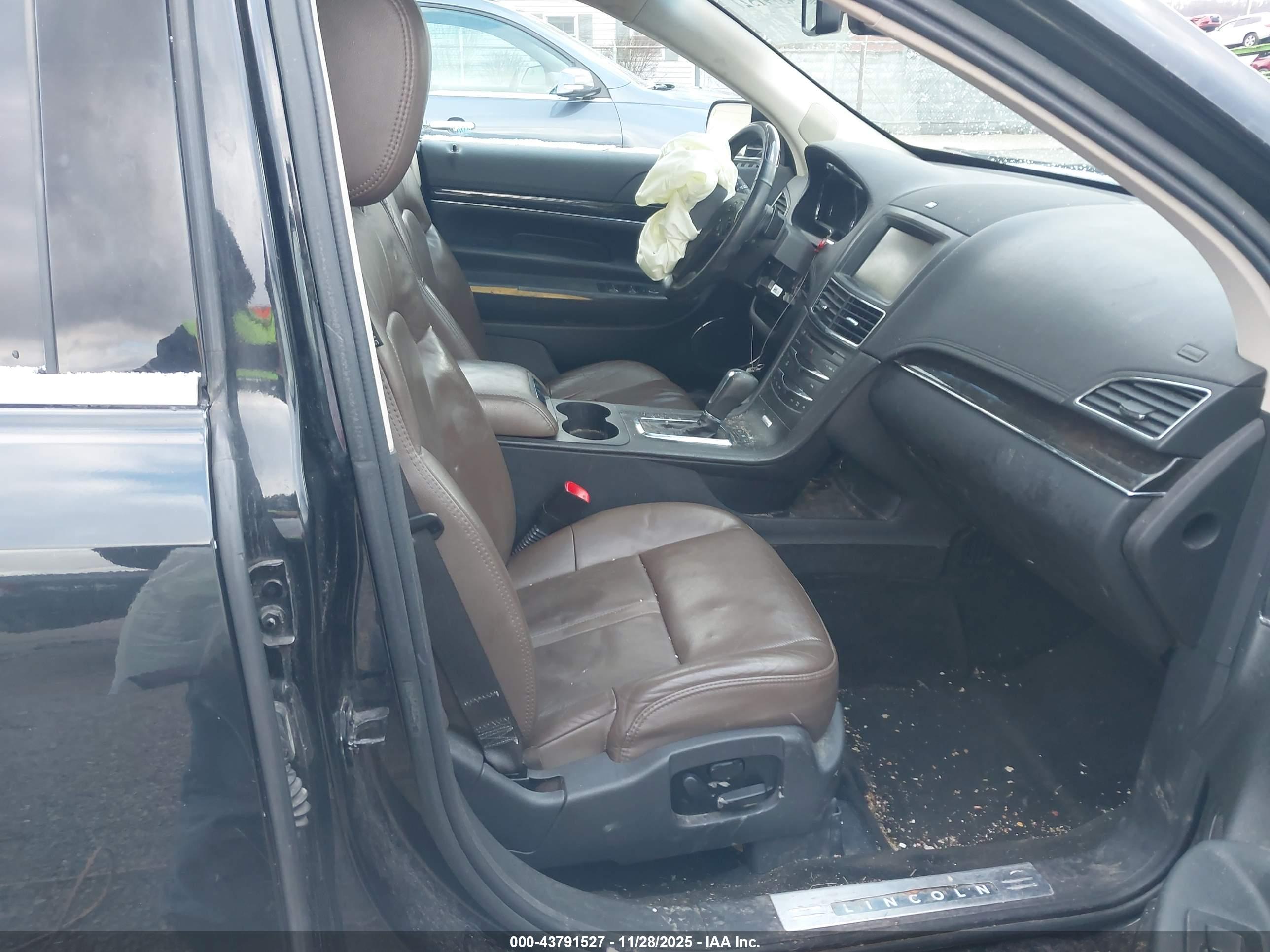 LINCOLN MKT image 5