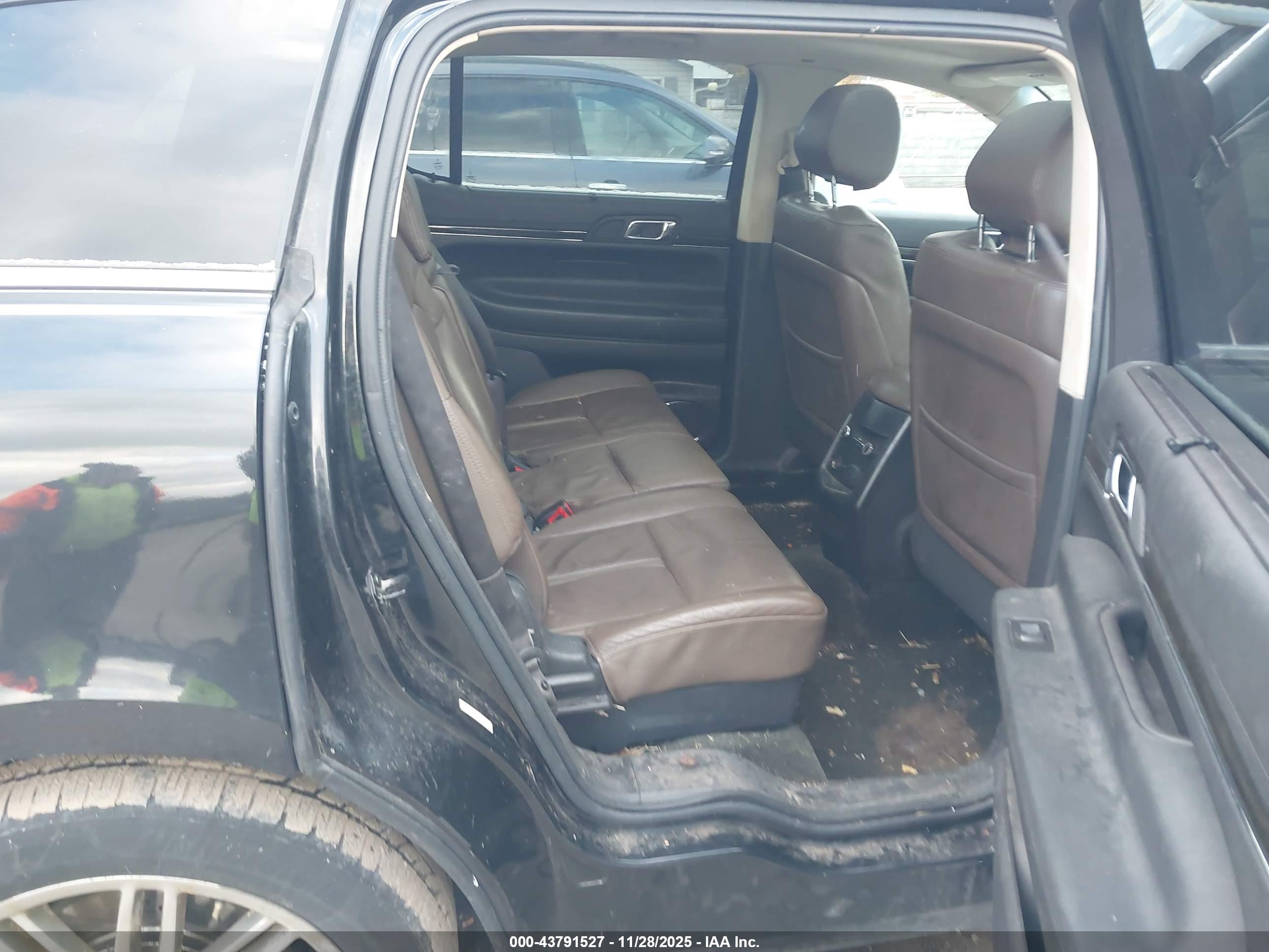 LINCOLN MKT image 8