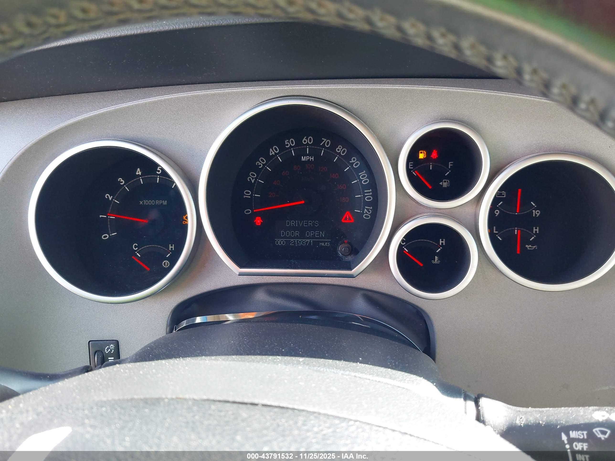TOYOTA SEQUOIA image 7
