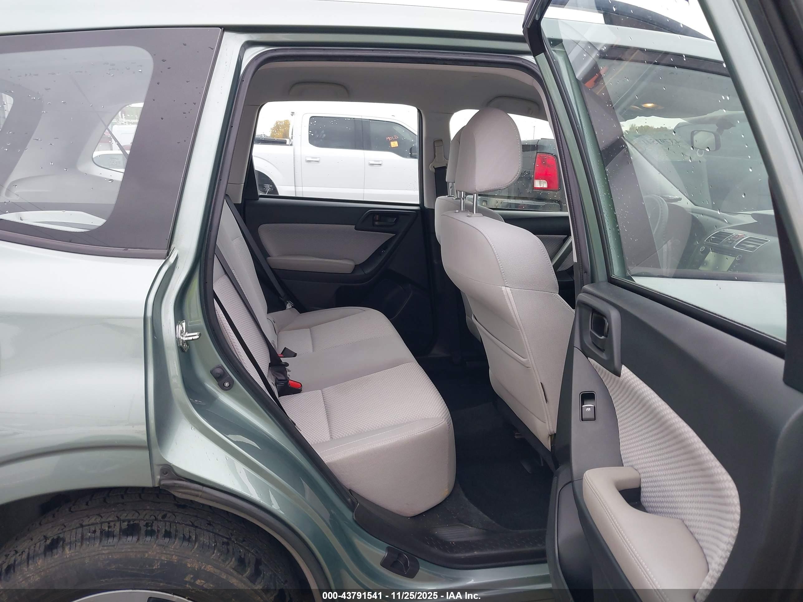 SUBARU FORESTER image 8