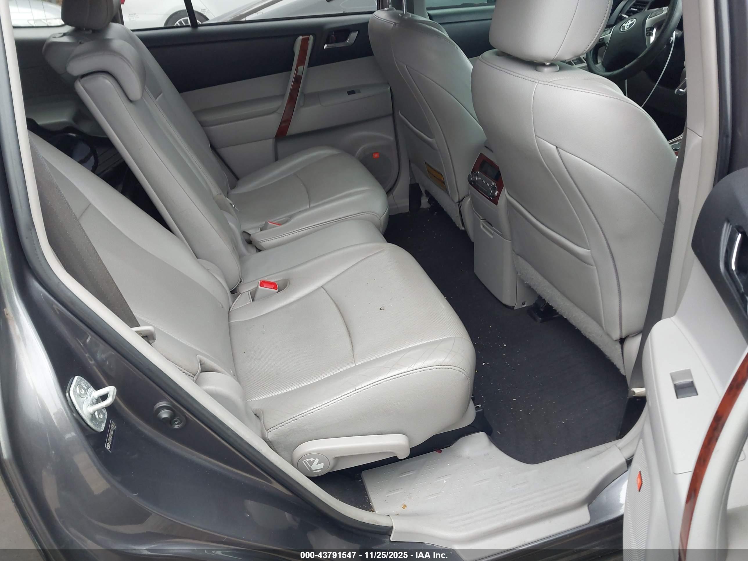 TOYOTA HIGHLANDER image 8
