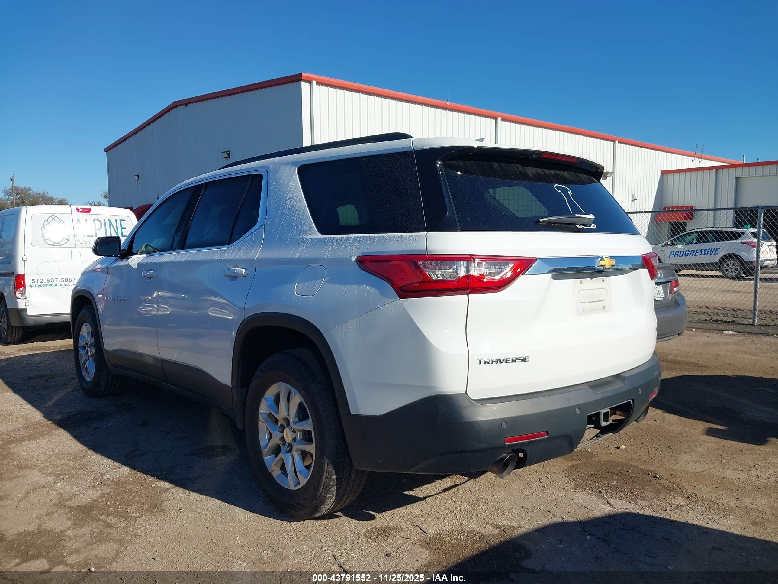 CHEVROLET TRAVERSE image 3