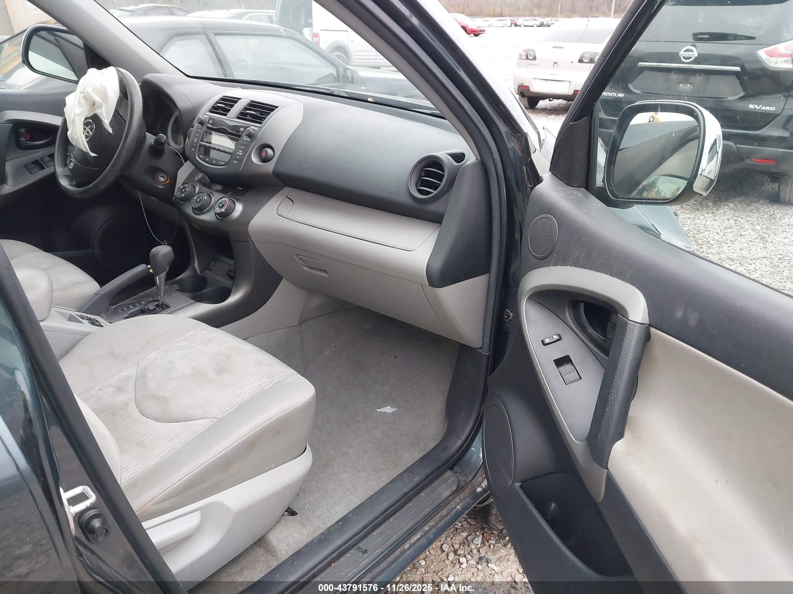 TOYOTA RAV4 image 5