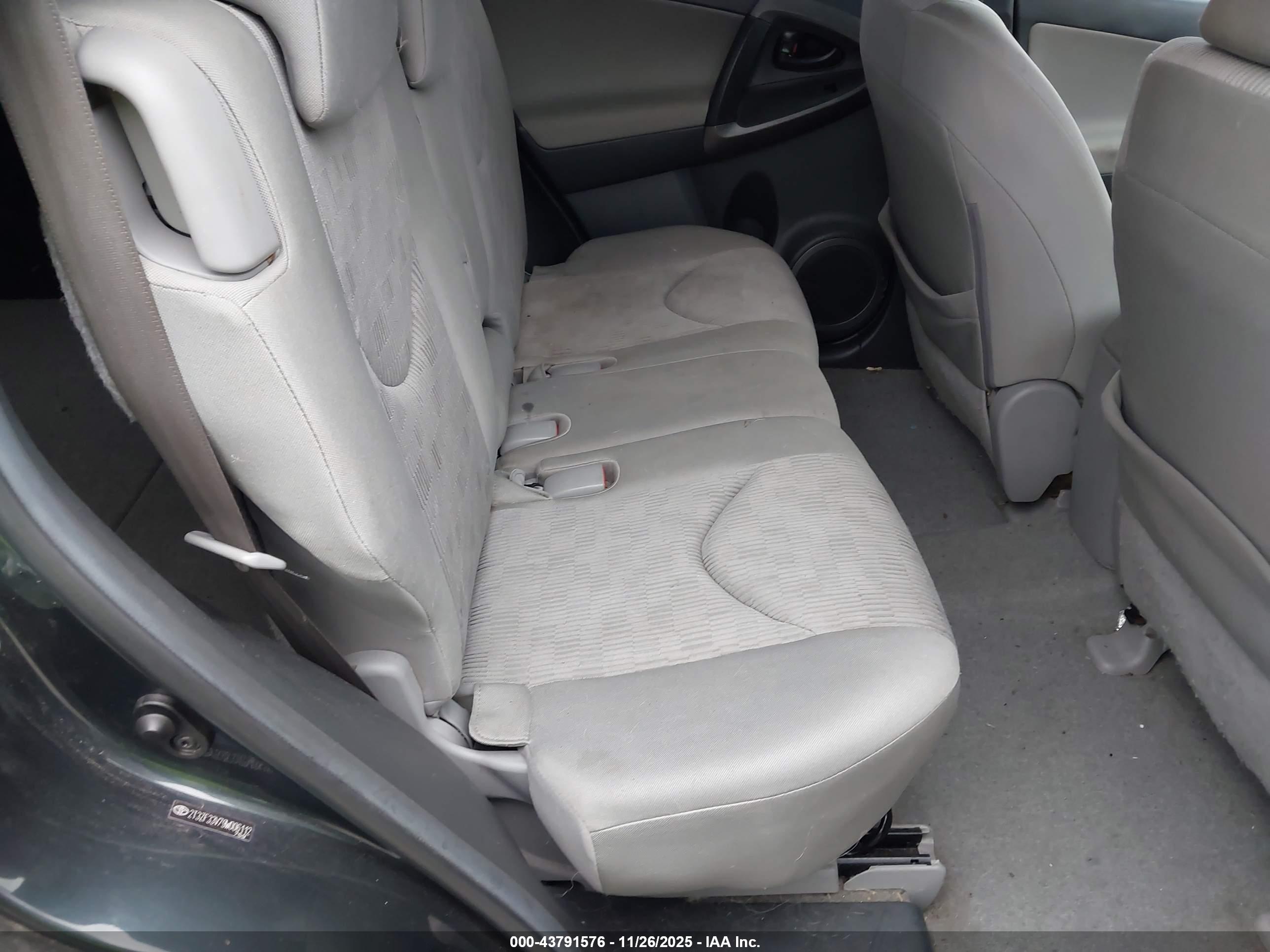 TOYOTA RAV4 image 8