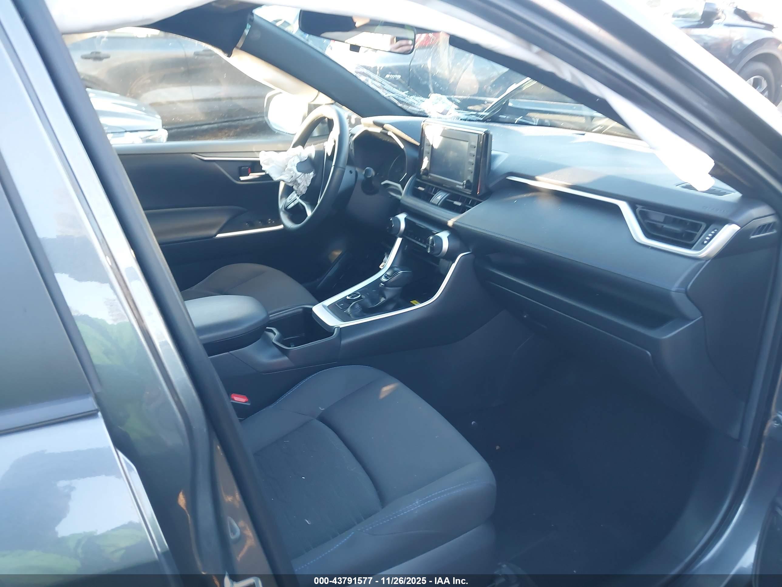 TOYOTA RAV4 image 5