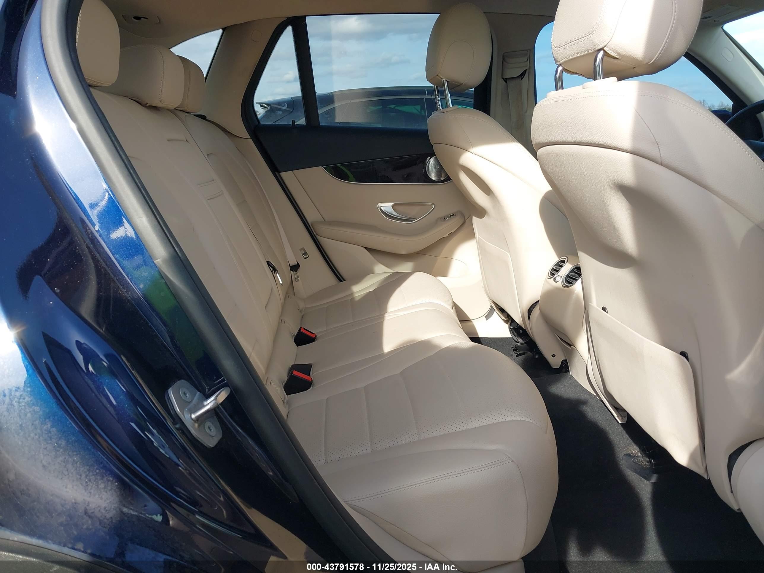 MERCEDES-BENZ GLC image 8