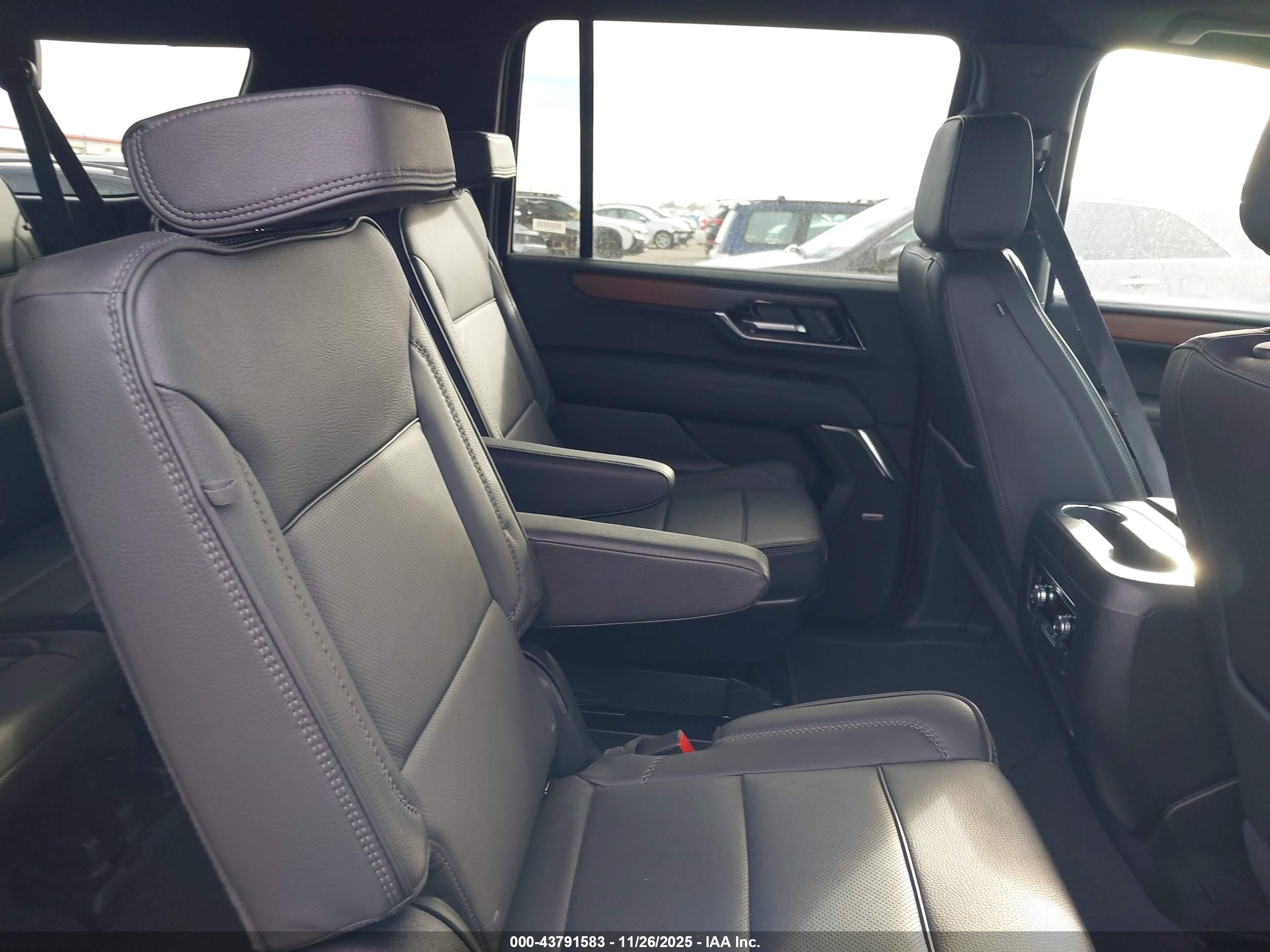 GMC YUKON image 8