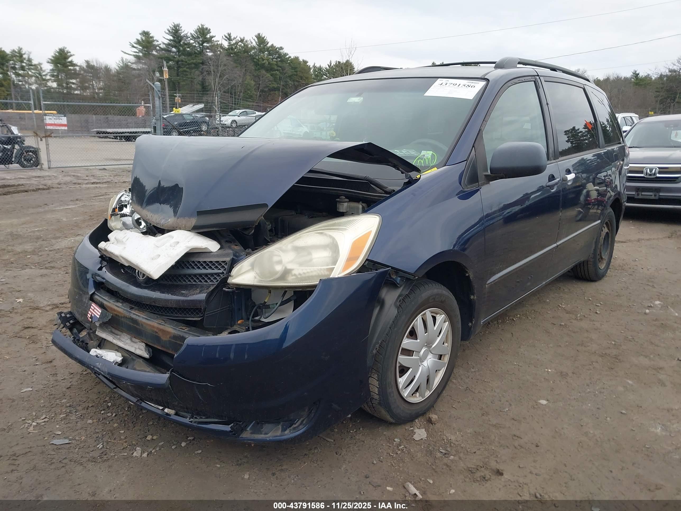 TOYOTA SIENNA image 2