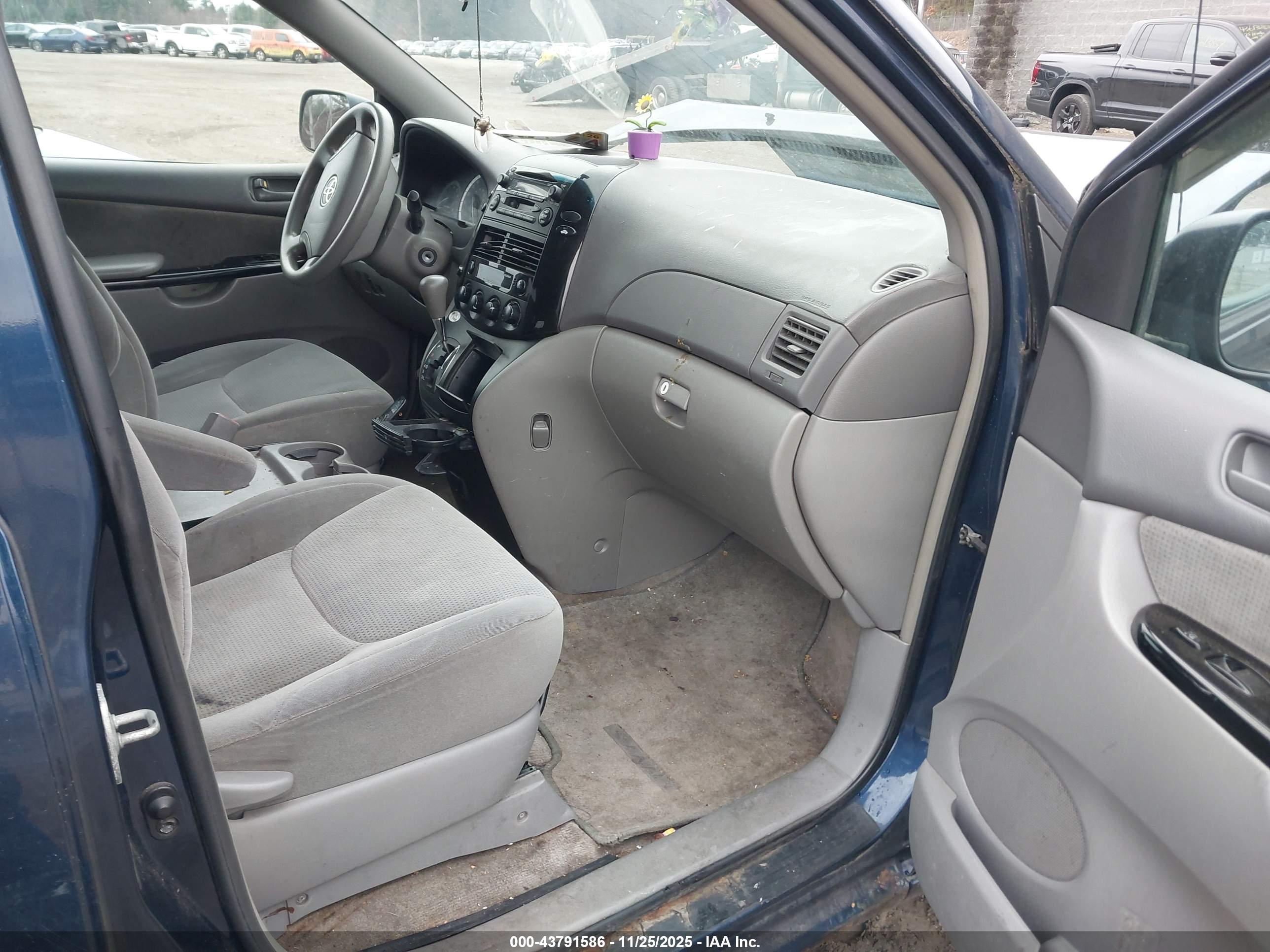 TOYOTA SIENNA image 5