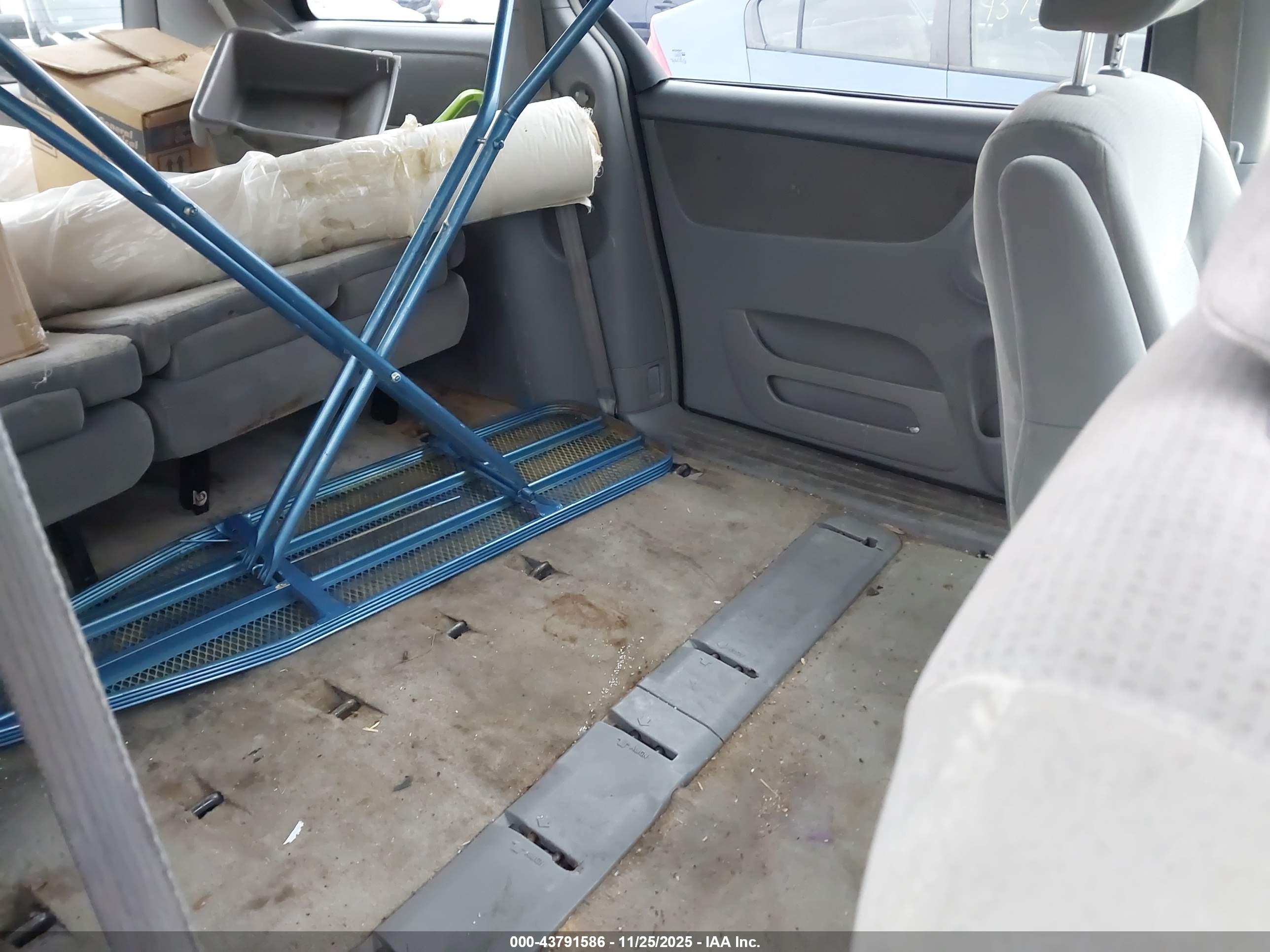 TOYOTA SIENNA image 8