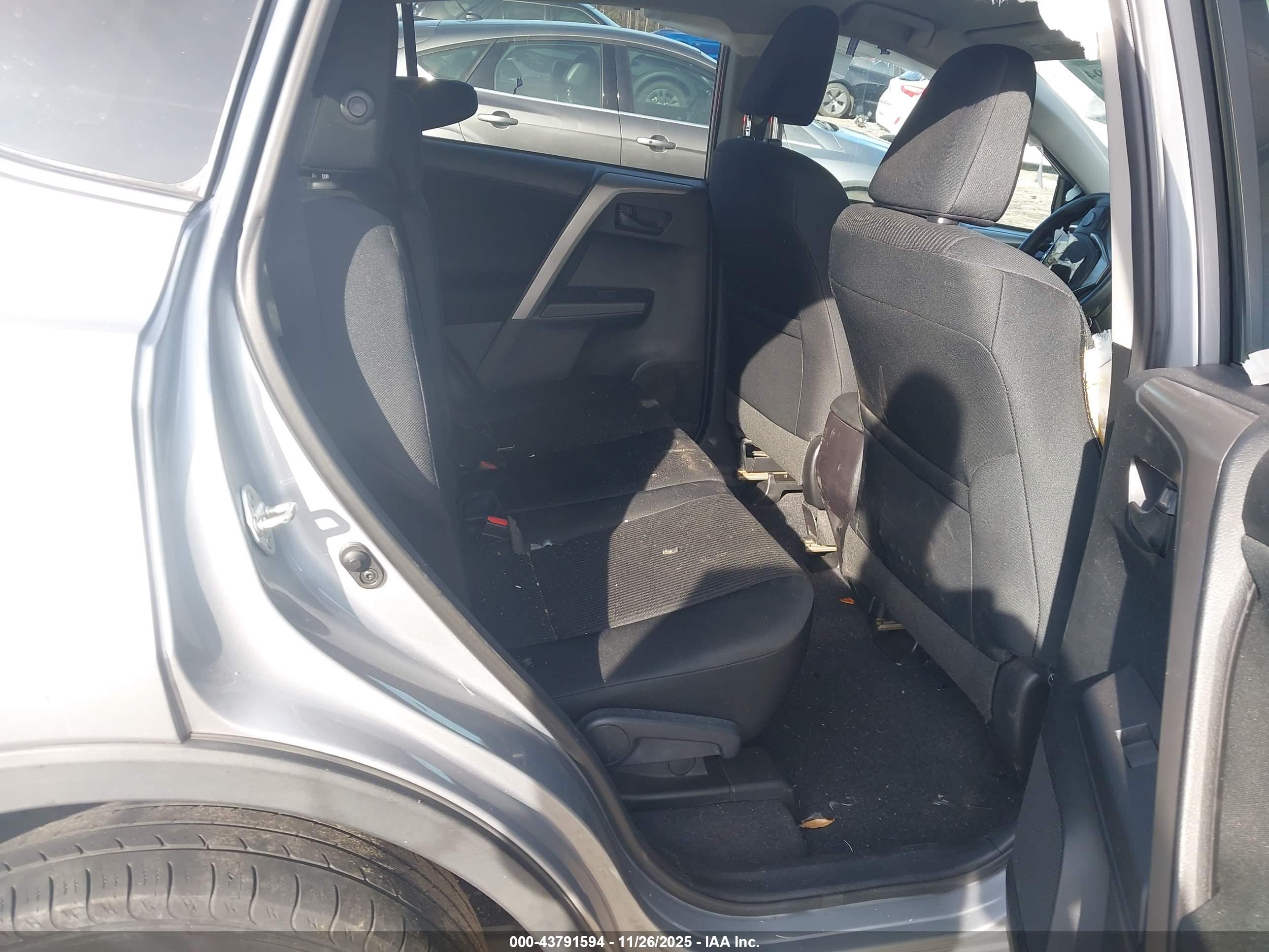 TOYOTA RAV4 image 8