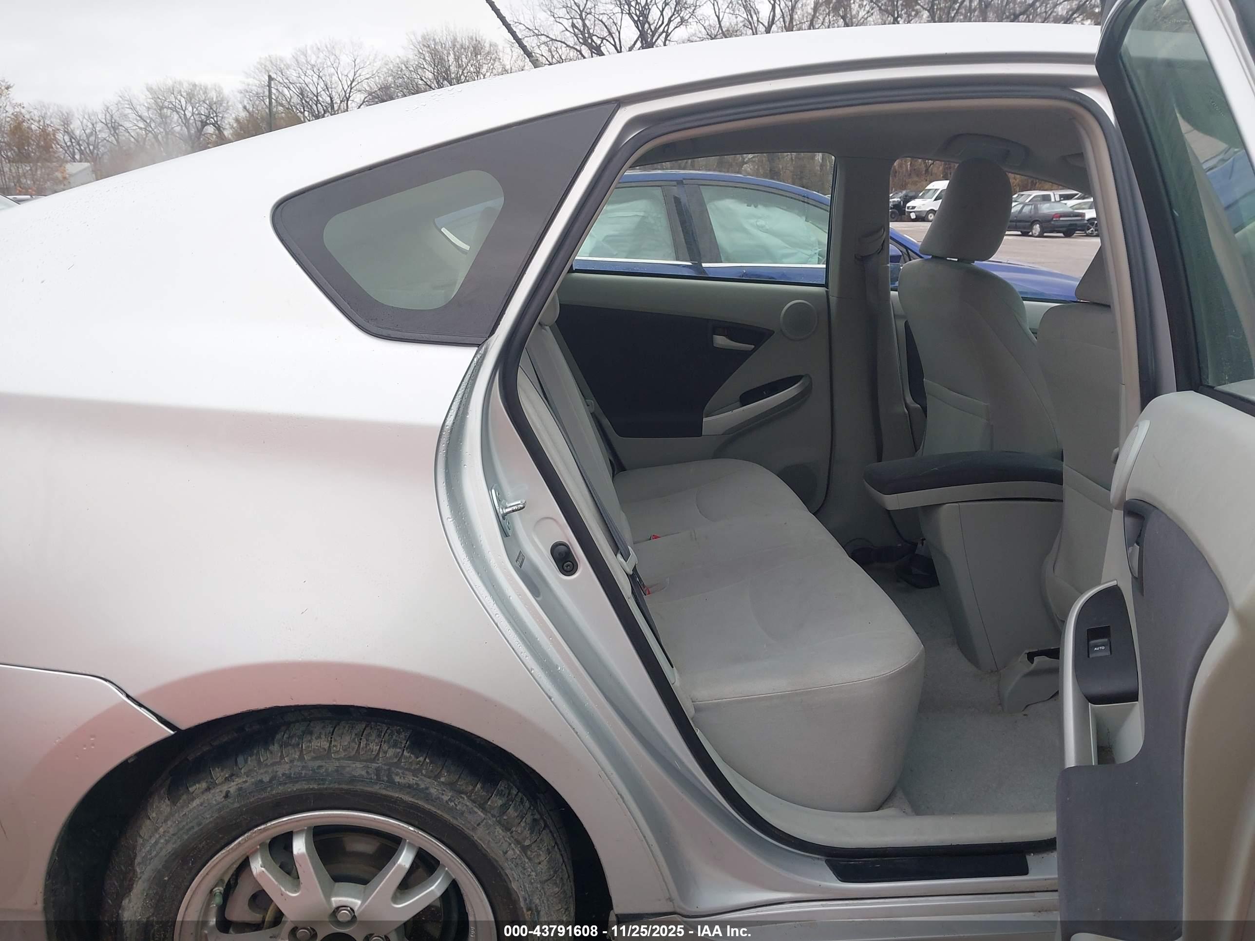 TOYOTA PRIUS image 8
