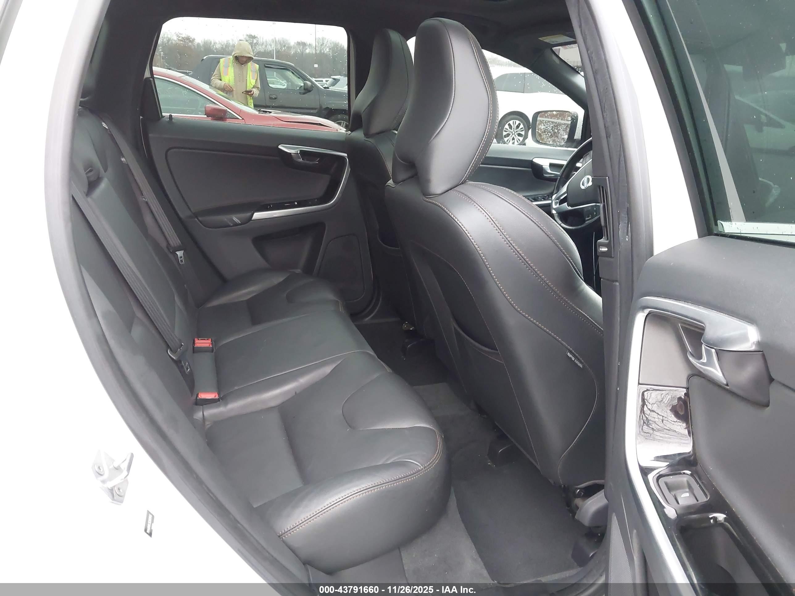 VOLVO XC60 image 8
