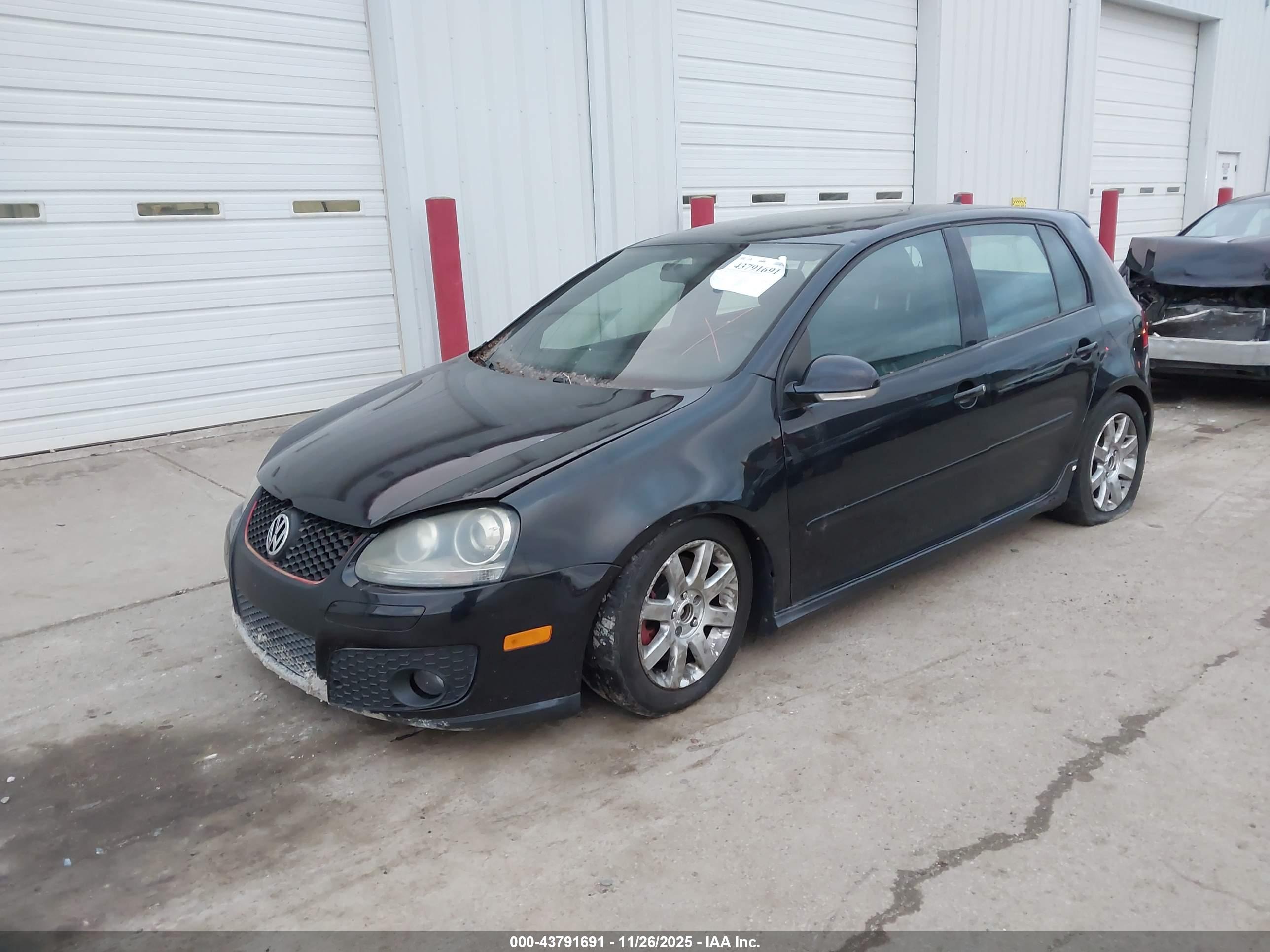 VOLKSWAGEN GTI image 2
