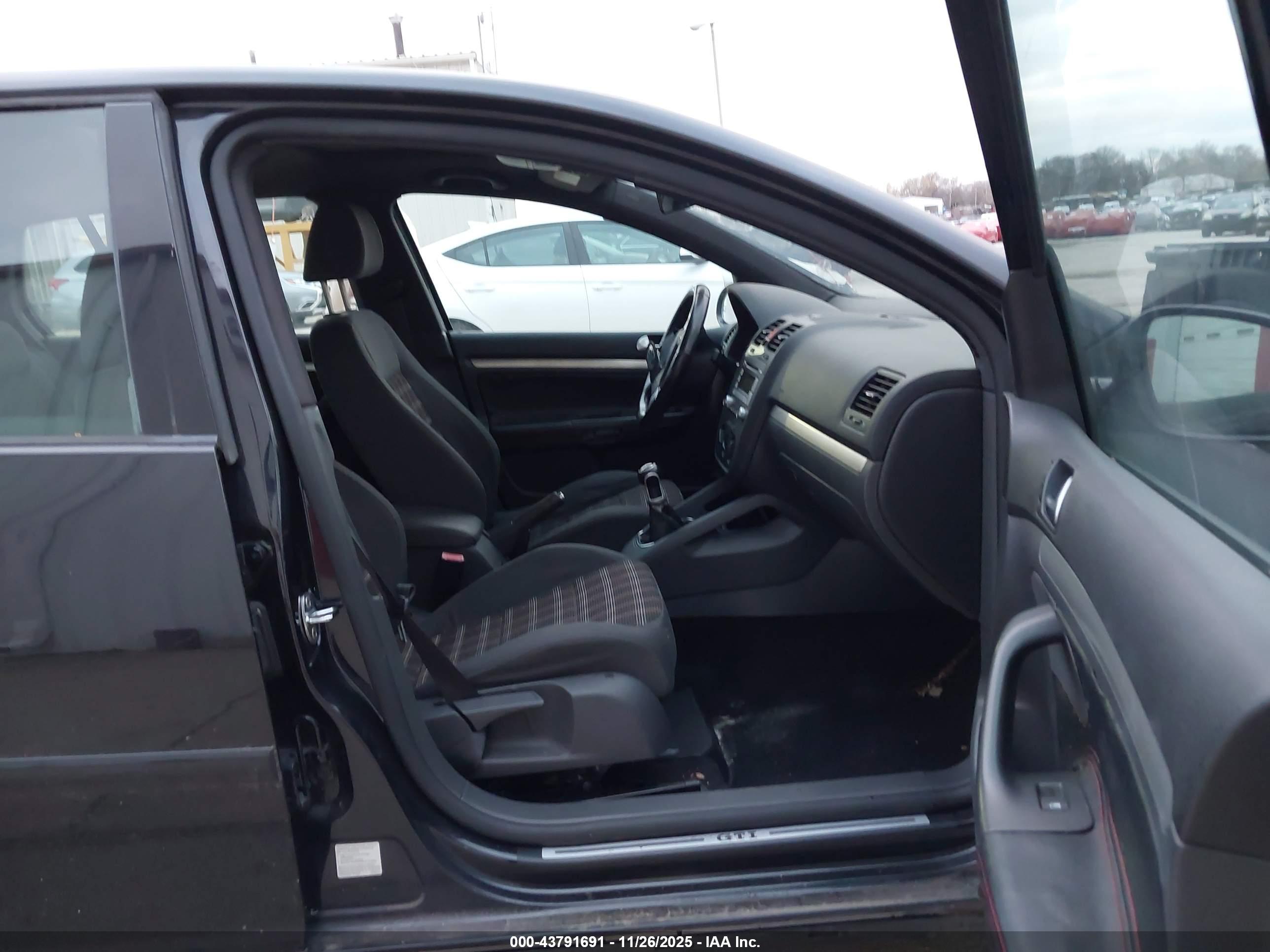 VOLKSWAGEN GTI image 5