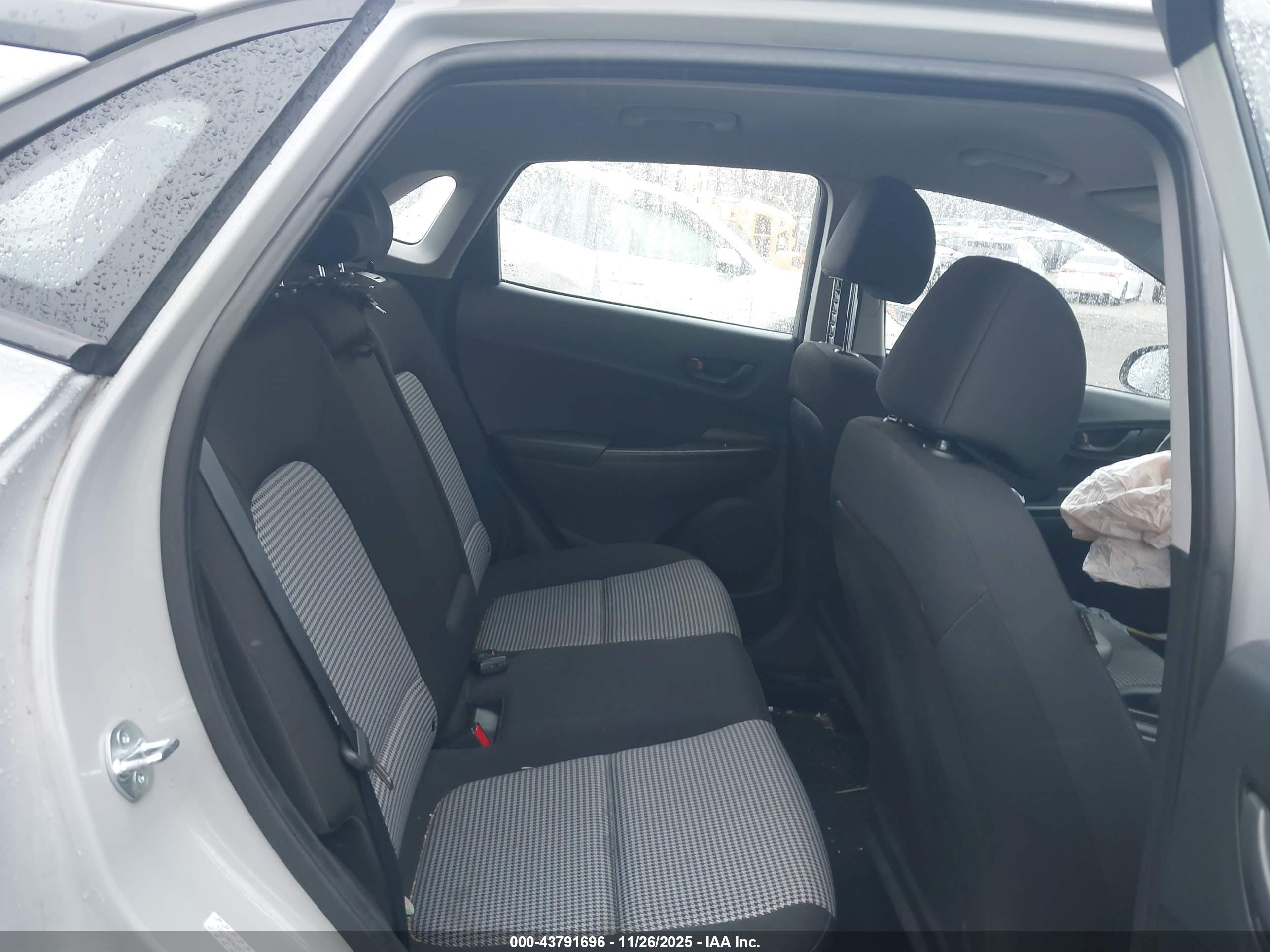 HYUNDAI KONA image 8
