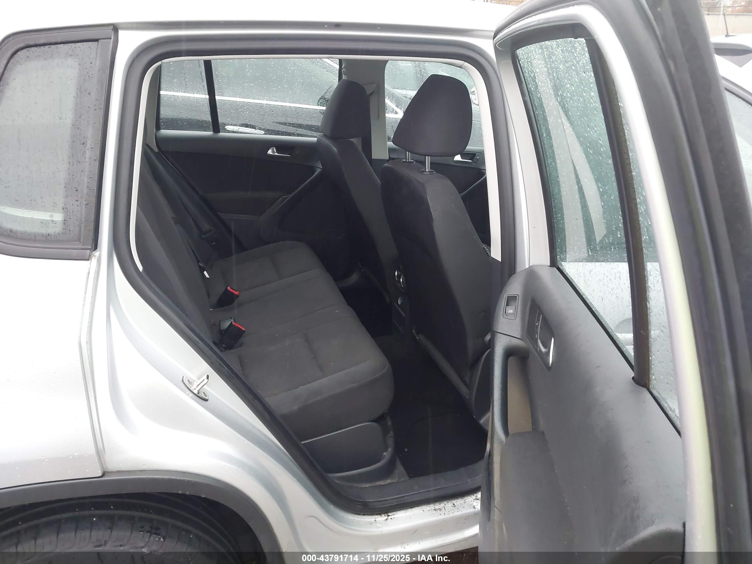 VOLKSWAGEN TIGUAN image 8