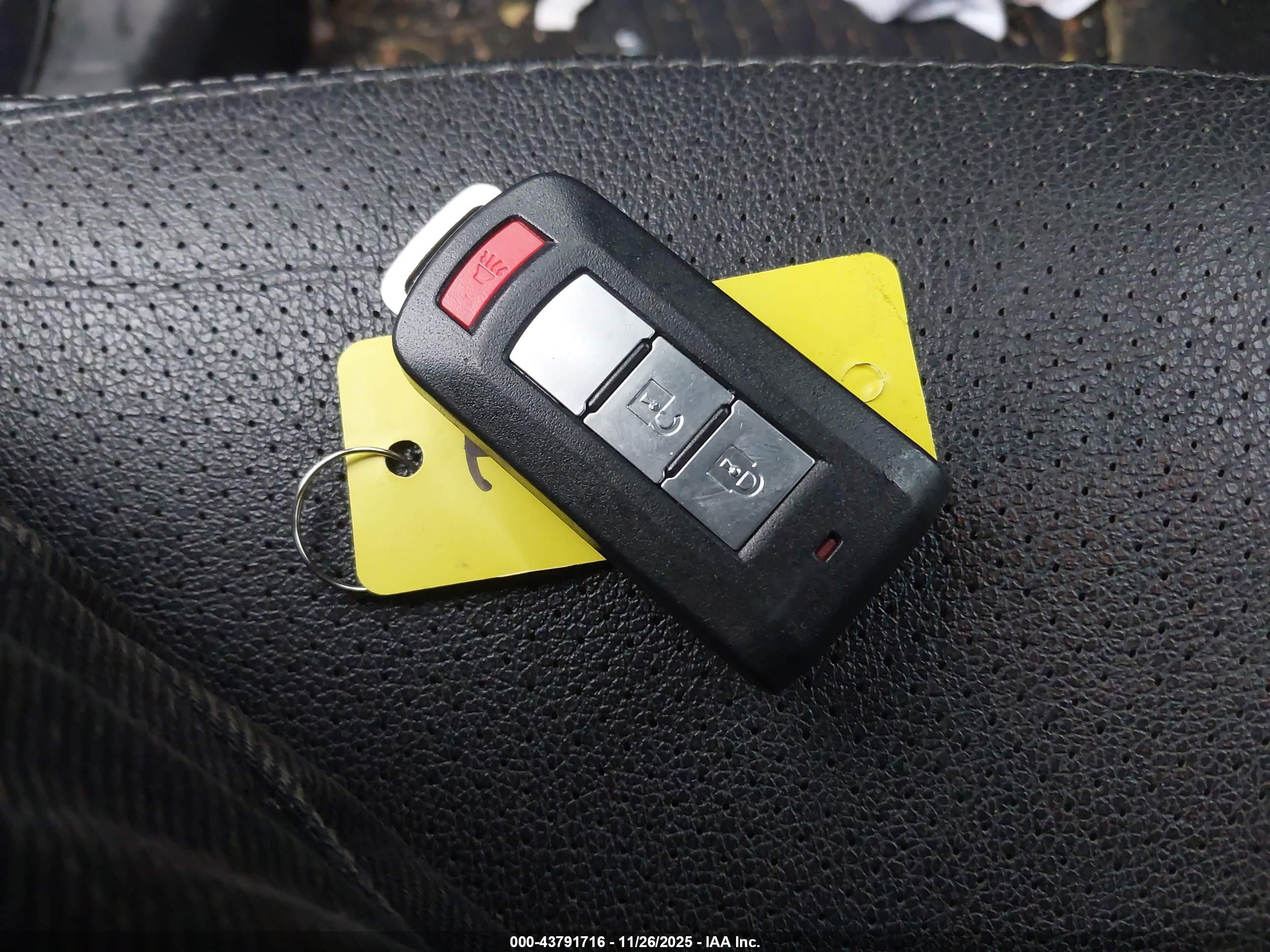 MITSUBISHI OUTLANDER image 11